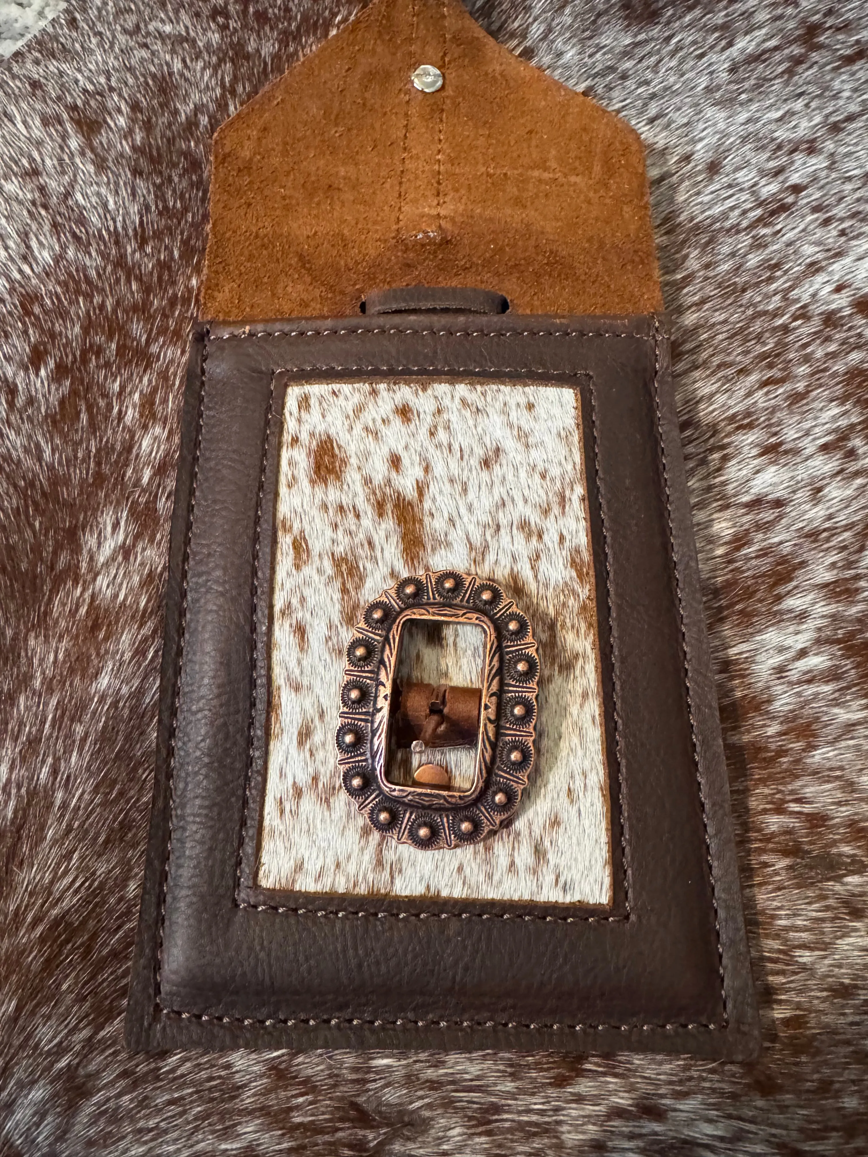 Back cinch saddle cell phone holder