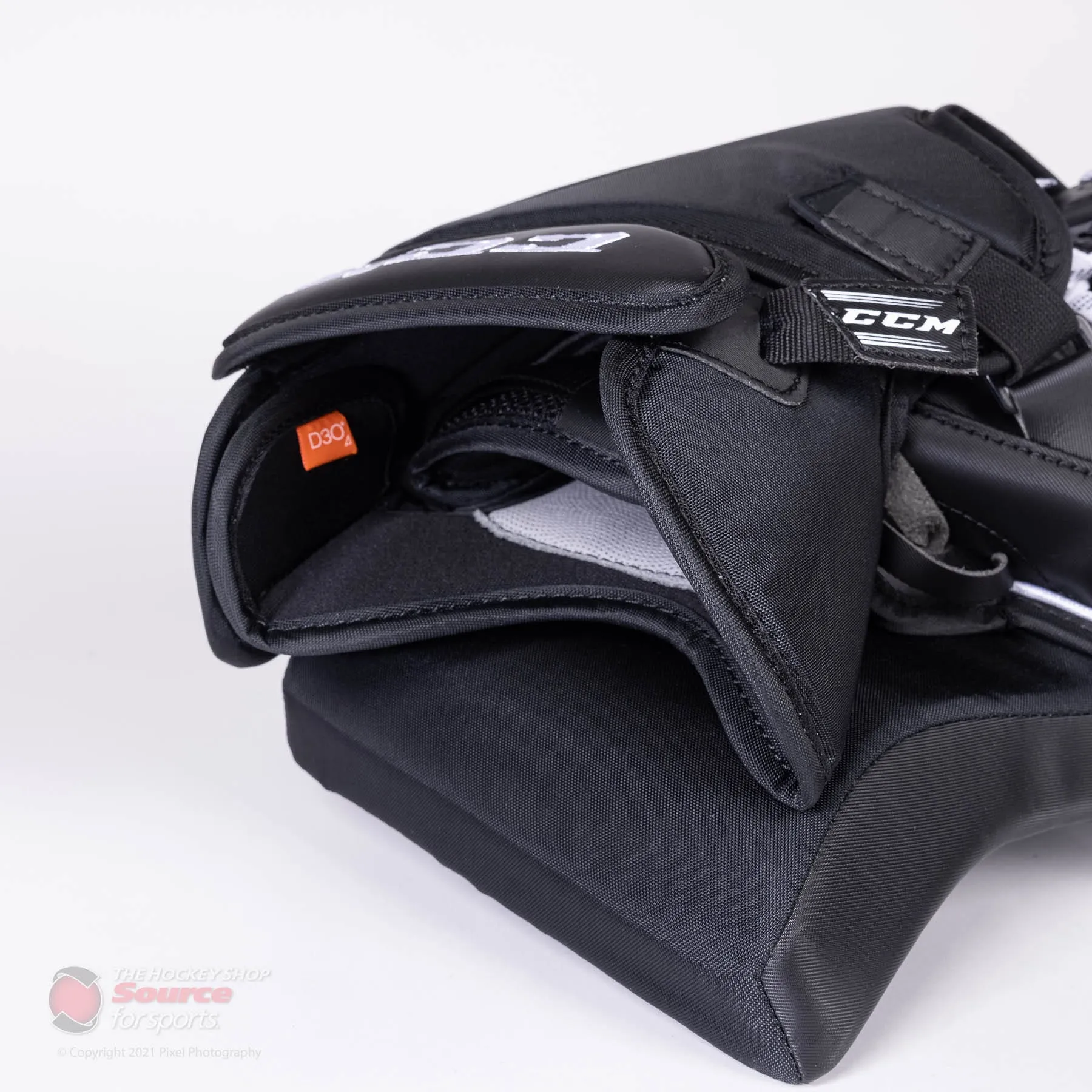 CCM Extreme Flex E5.9 Senior Goalie Catcher - Source Exclusive