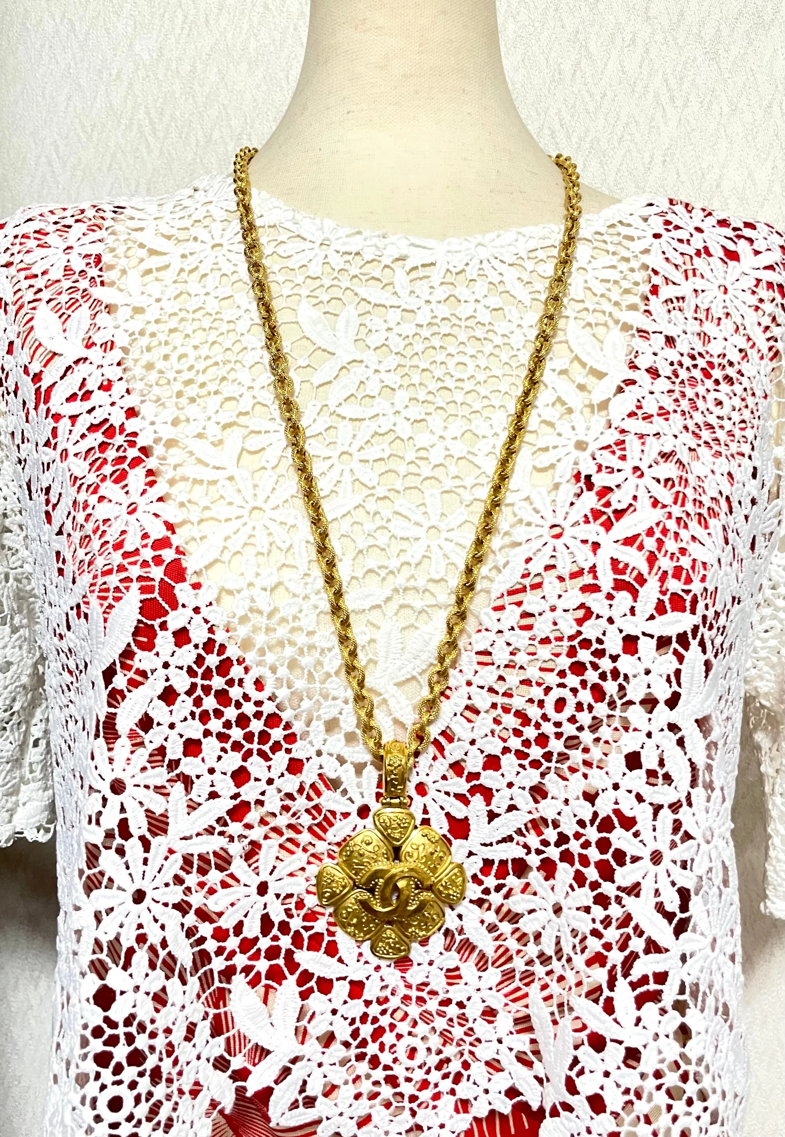 MINT. Vintage CHANEL chain necklace with large arabesque petal flower pendant top and CC mark. Gorgeous masterpiece jewelry. 050510ra4