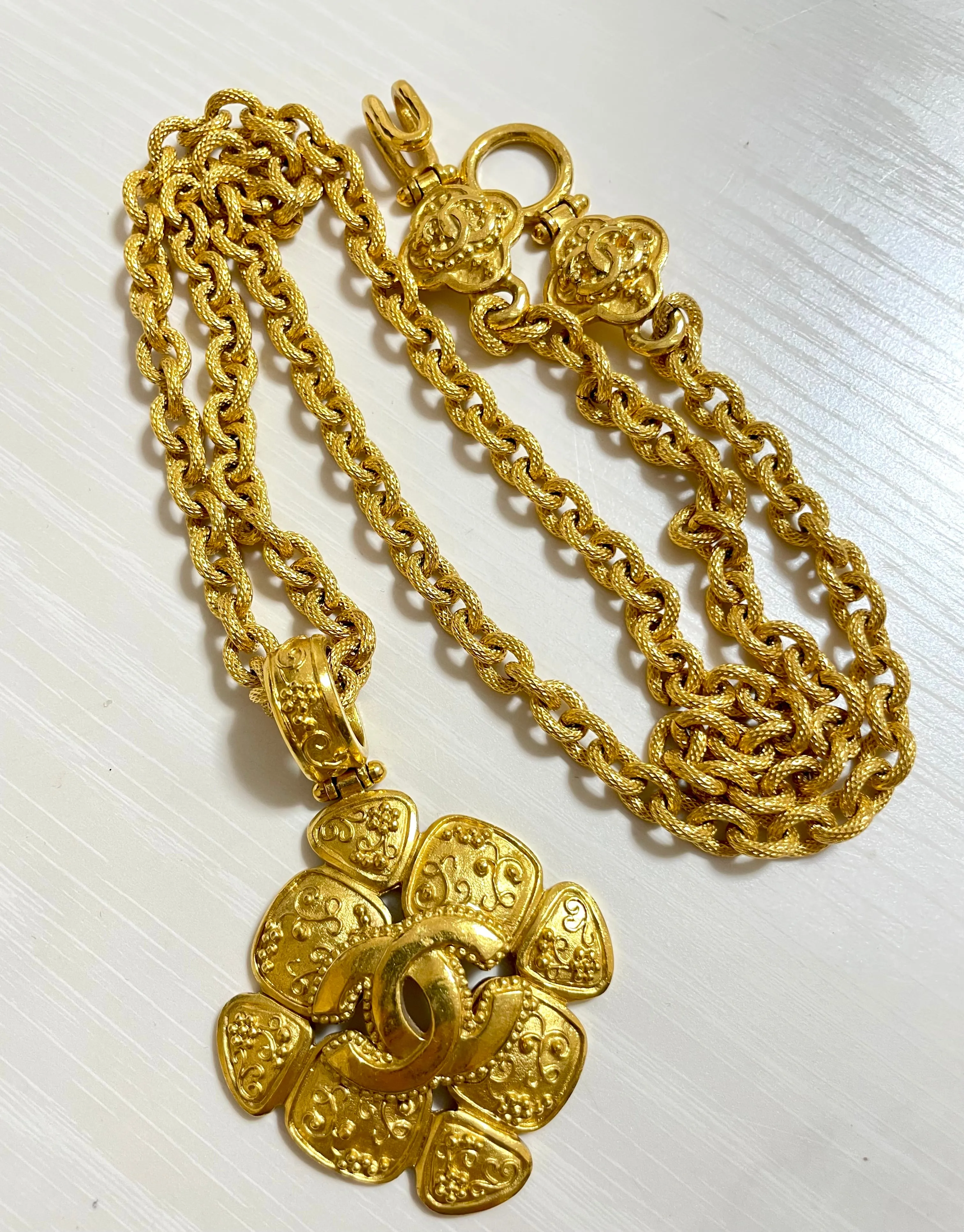 MINT. Vintage CHANEL chain necklace with large arabesque petal flower pendant top and CC mark. Gorgeous masterpiece jewelry. 050510ra4