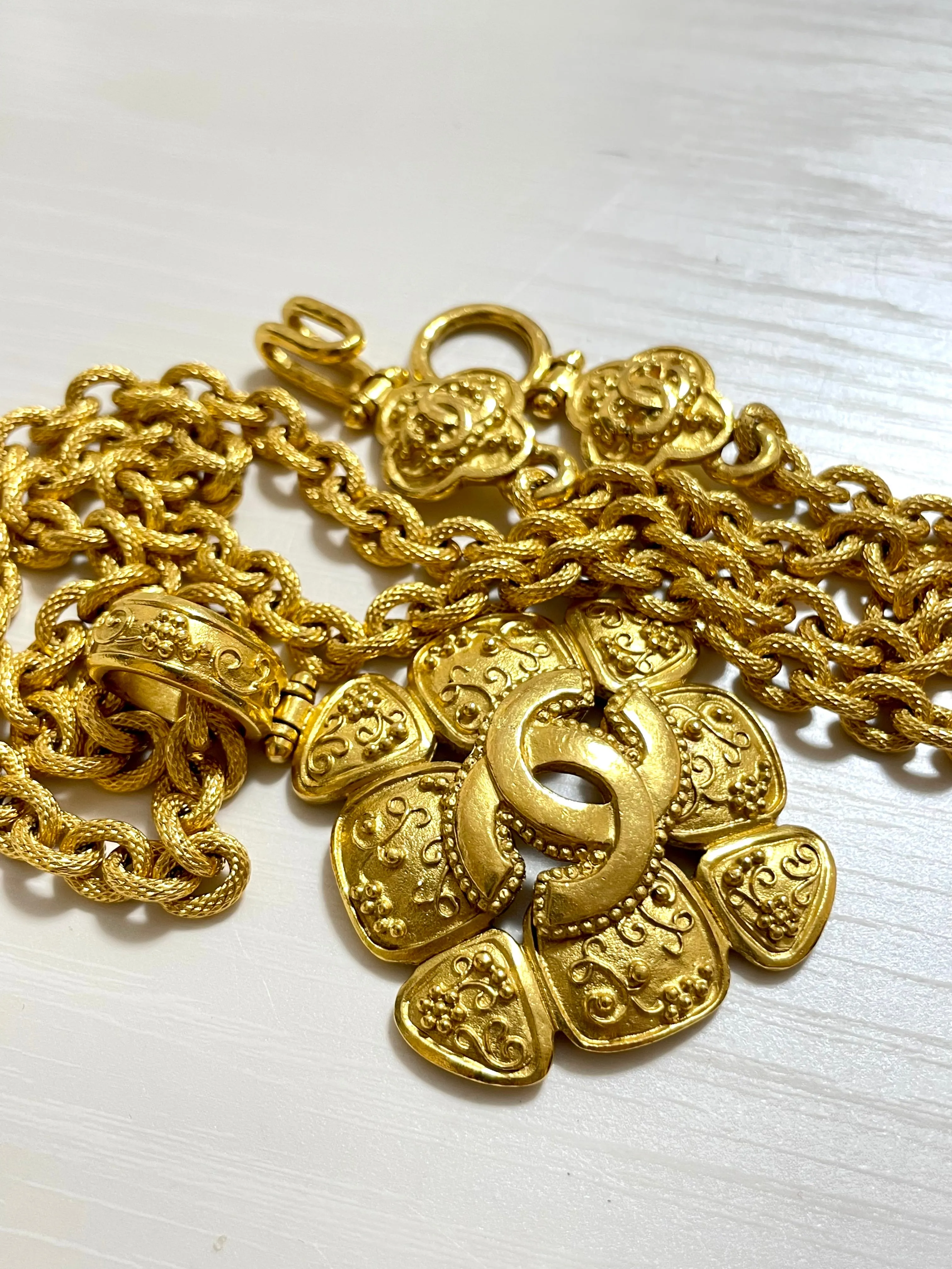 MINT. Vintage CHANEL chain necklace with large arabesque petal flower pendant top and CC mark. Gorgeous masterpiece jewelry. 050510ra4