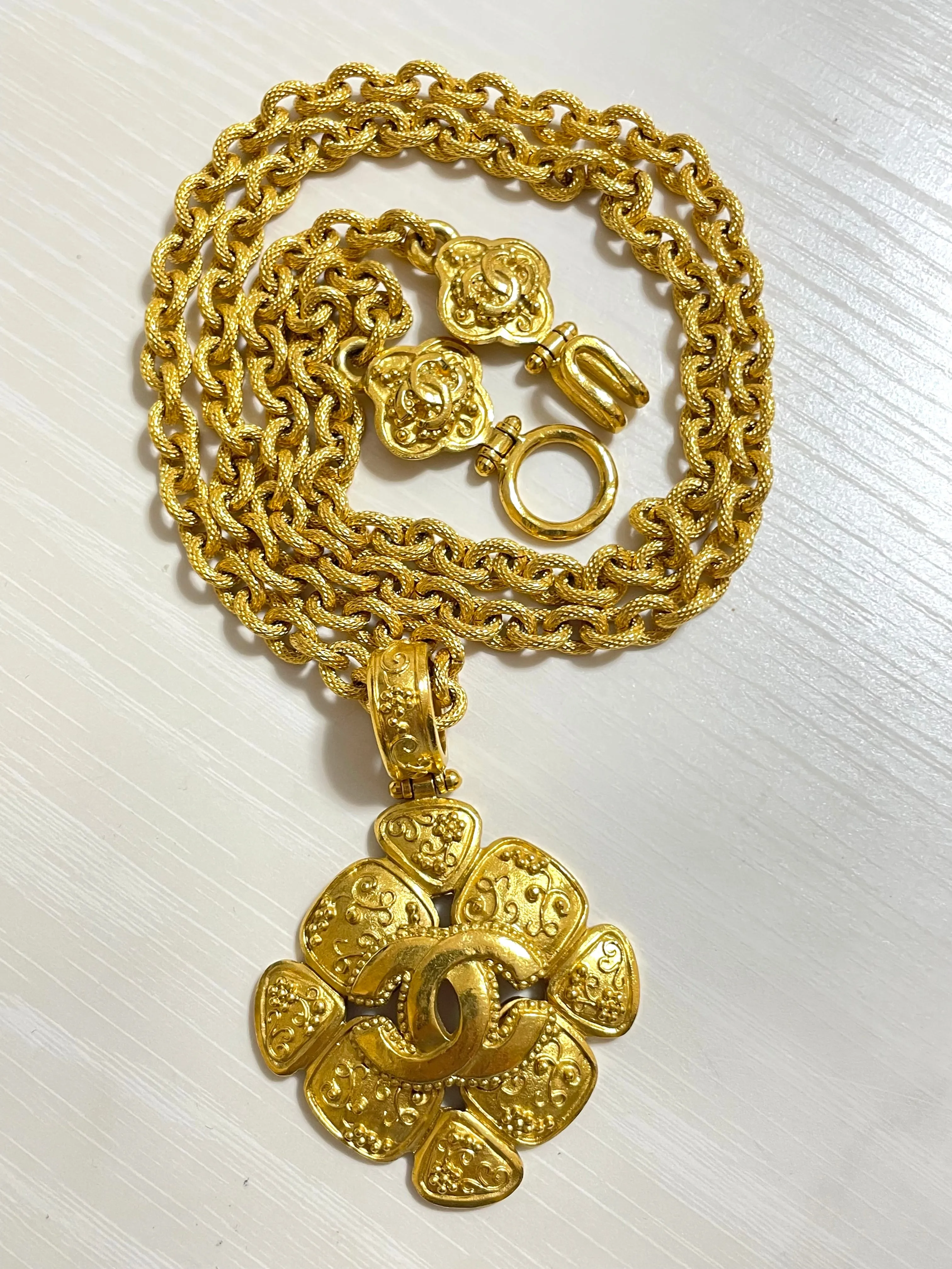 MINT. Vintage CHANEL chain necklace with large arabesque petal flower pendant top and CC mark. Gorgeous masterpiece jewelry. 050510ra4
