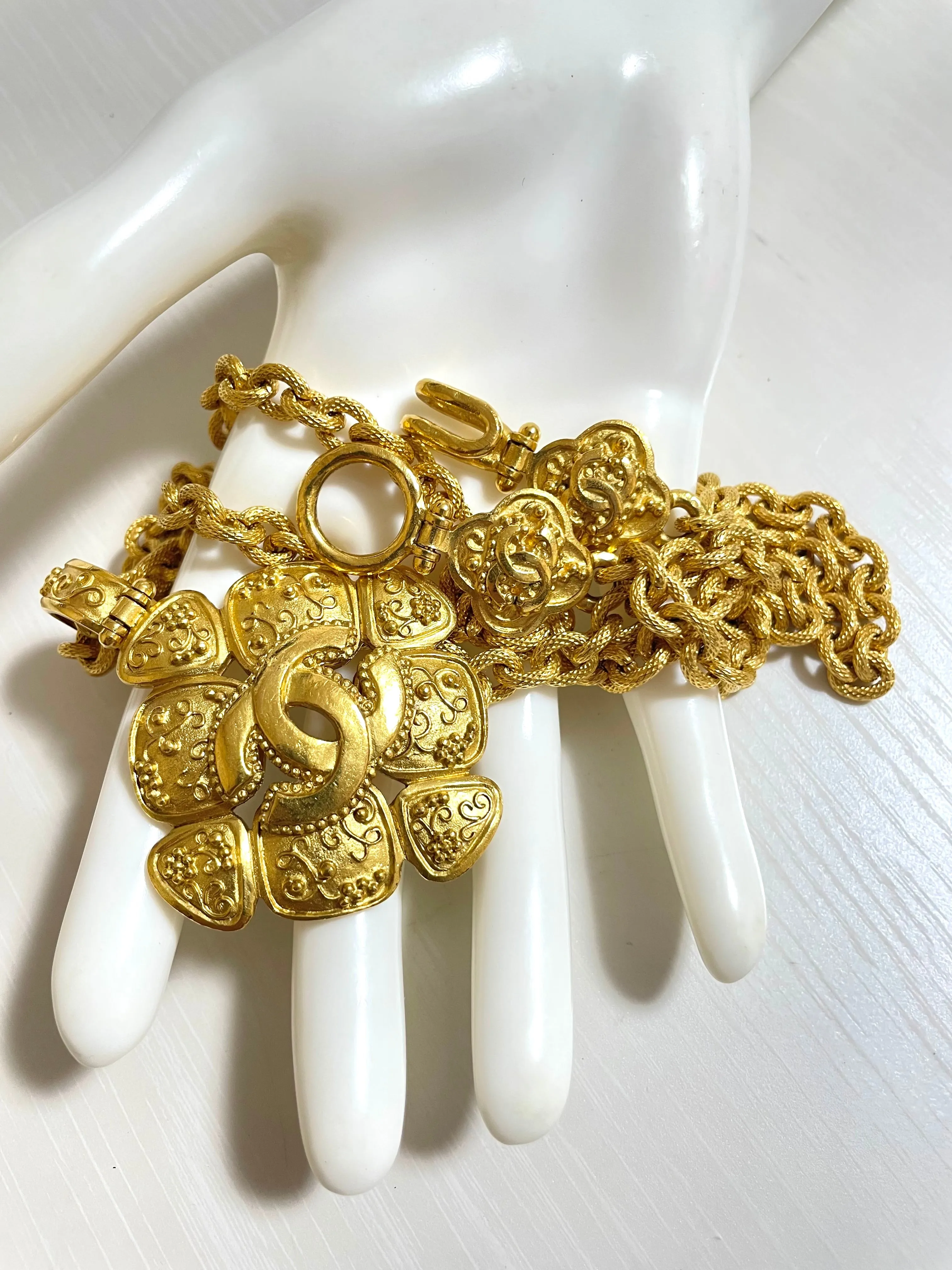 MINT. Vintage CHANEL chain necklace with large arabesque petal flower pendant top and CC mark. Gorgeous masterpiece jewelry. 050510ra4