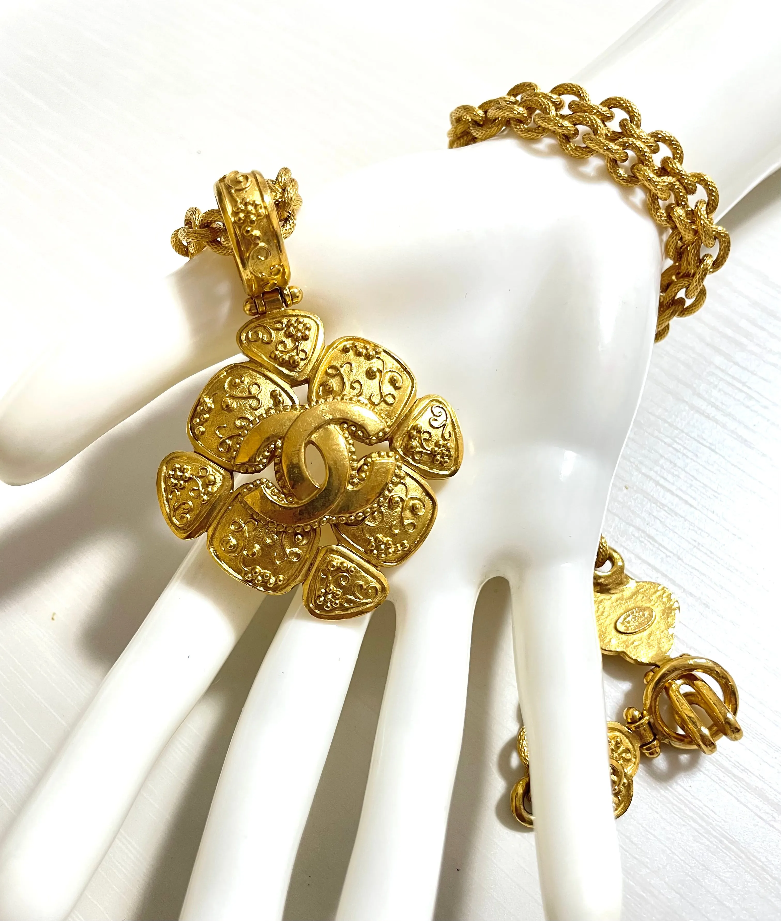 MINT. Vintage CHANEL chain necklace with large arabesque petal flower pendant top and CC mark. Gorgeous masterpiece jewelry. 050510ra4