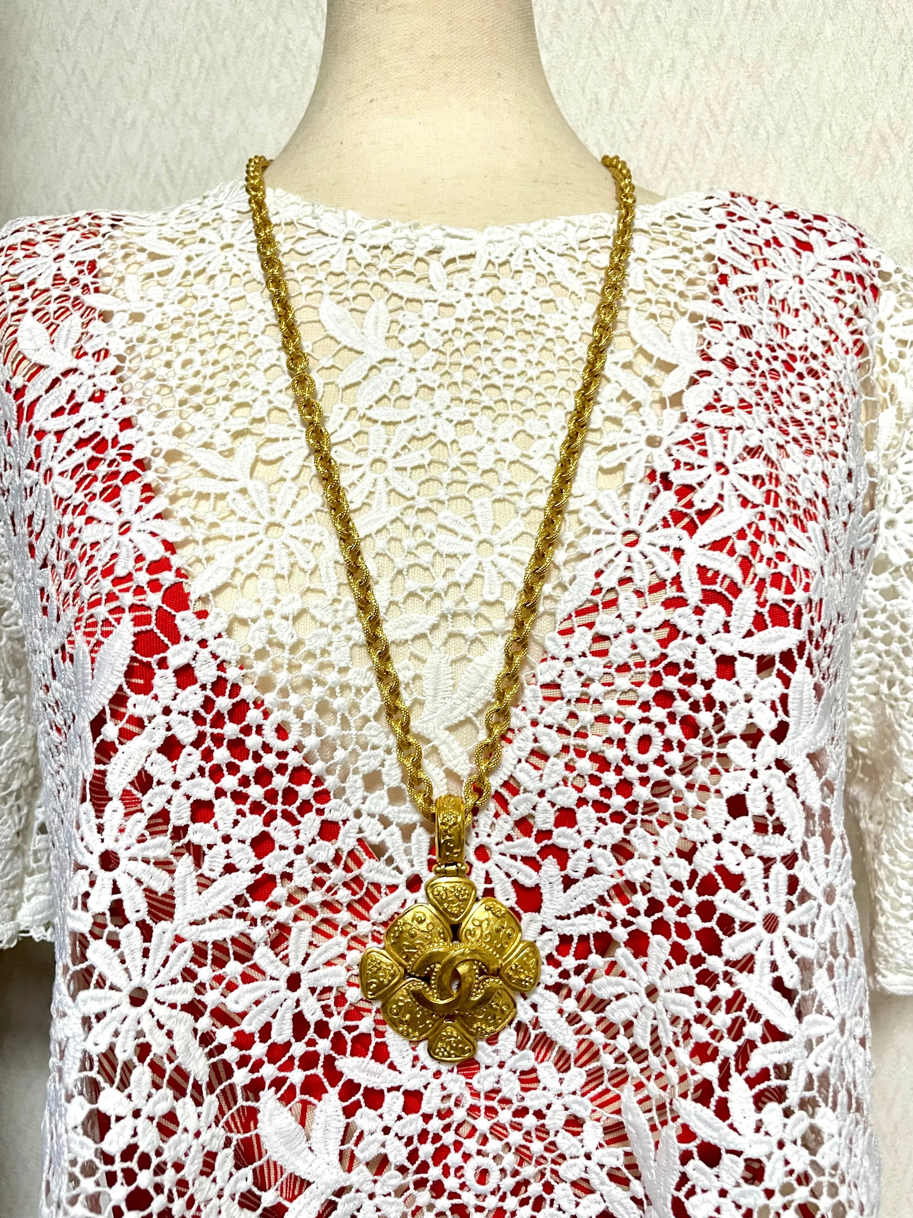 MINT. Vintage CHANEL chain necklace with large arabesque petal flower pendant top and CC mark. Gorgeous masterpiece jewelry. 050510ra4