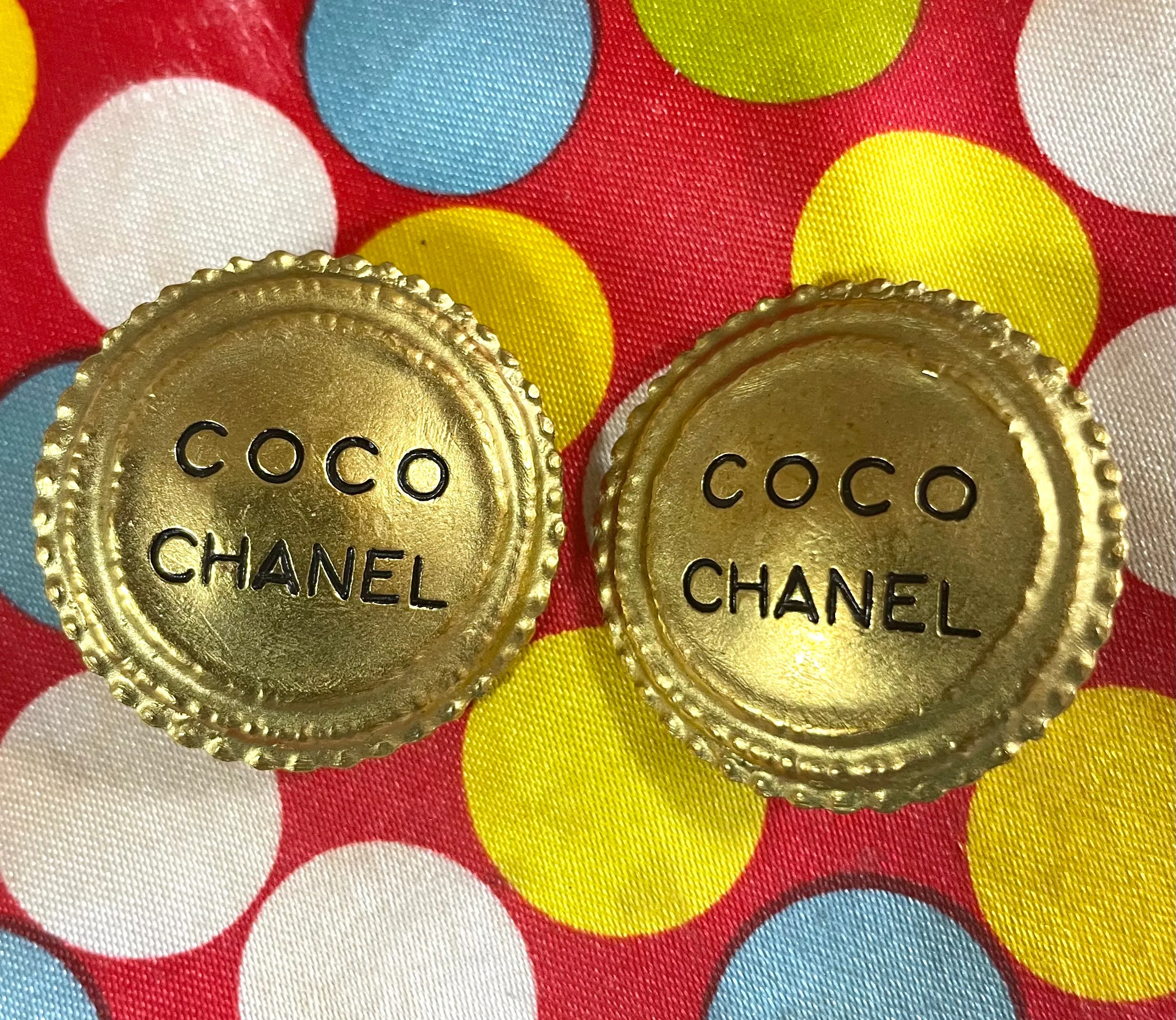 Vintage CHANEL golden round earrings with logo. Cookie biscuit design. Unique and fun jewelry. 050630ya1