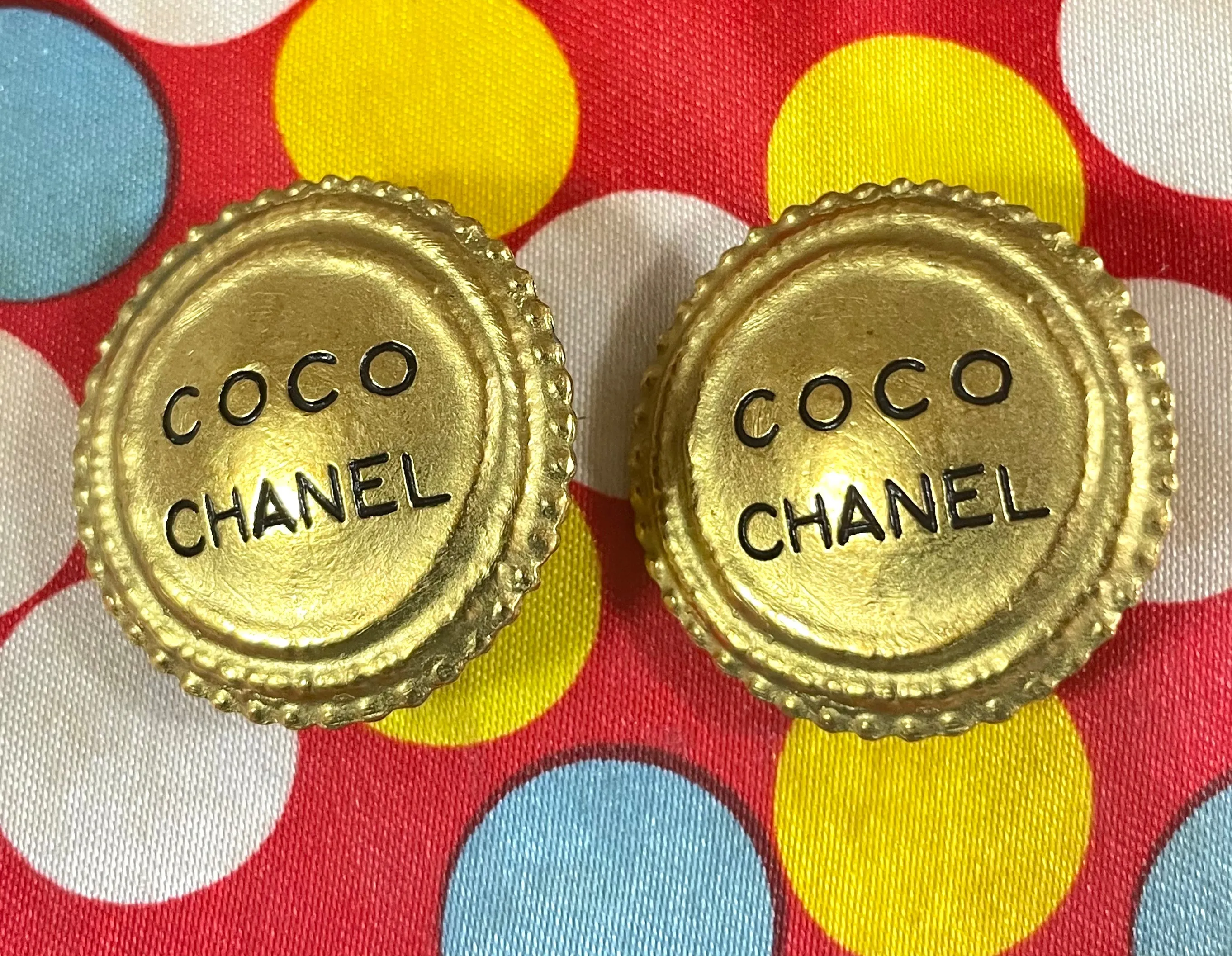 Vintage CHANEL golden round earrings with logo. Cookie biscuit design. Unique and fun jewelry. 050630ya1