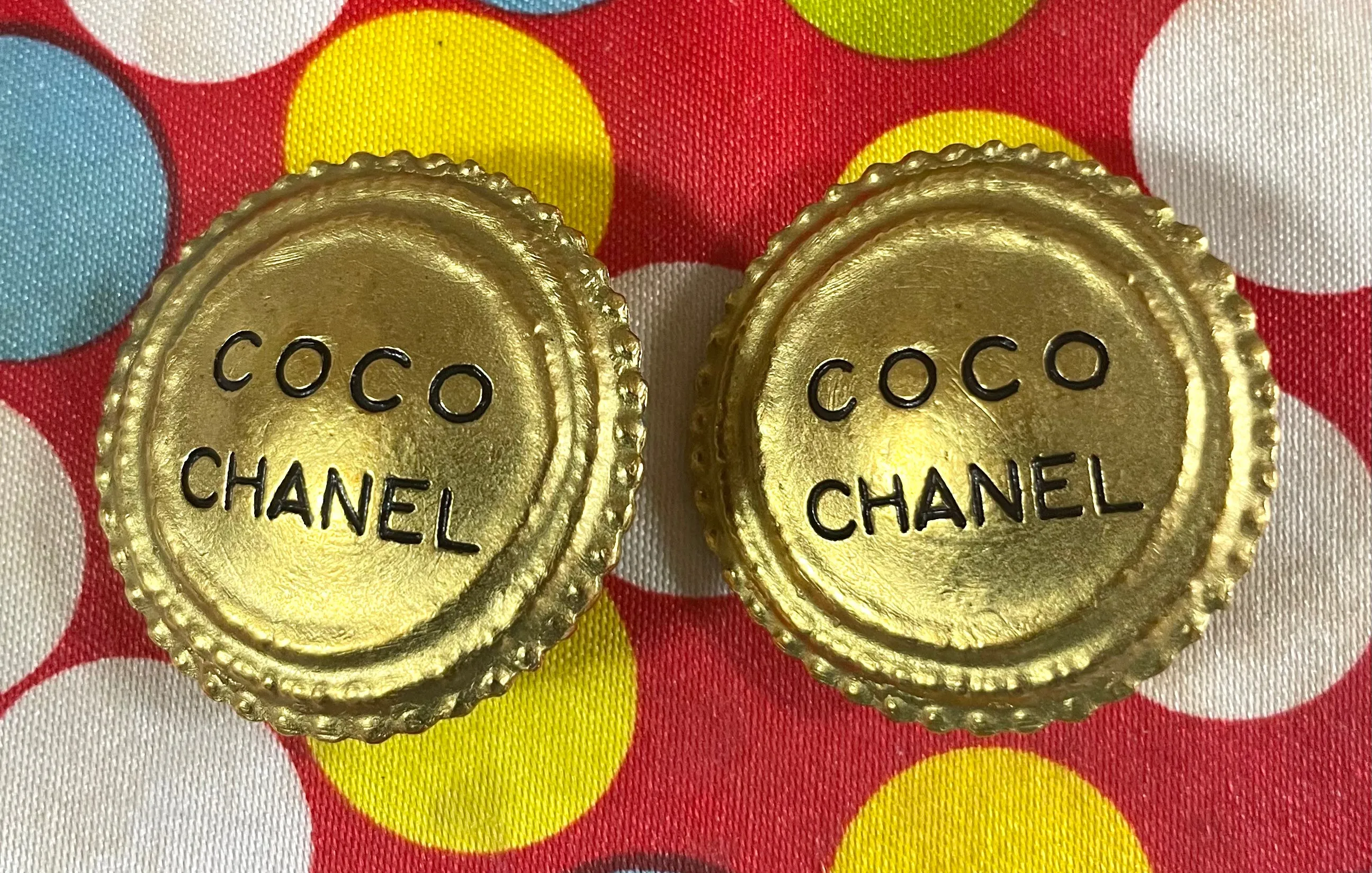 Vintage CHANEL golden round earrings with logo. Cookie biscuit design. Unique and fun jewelry. 050630ya1