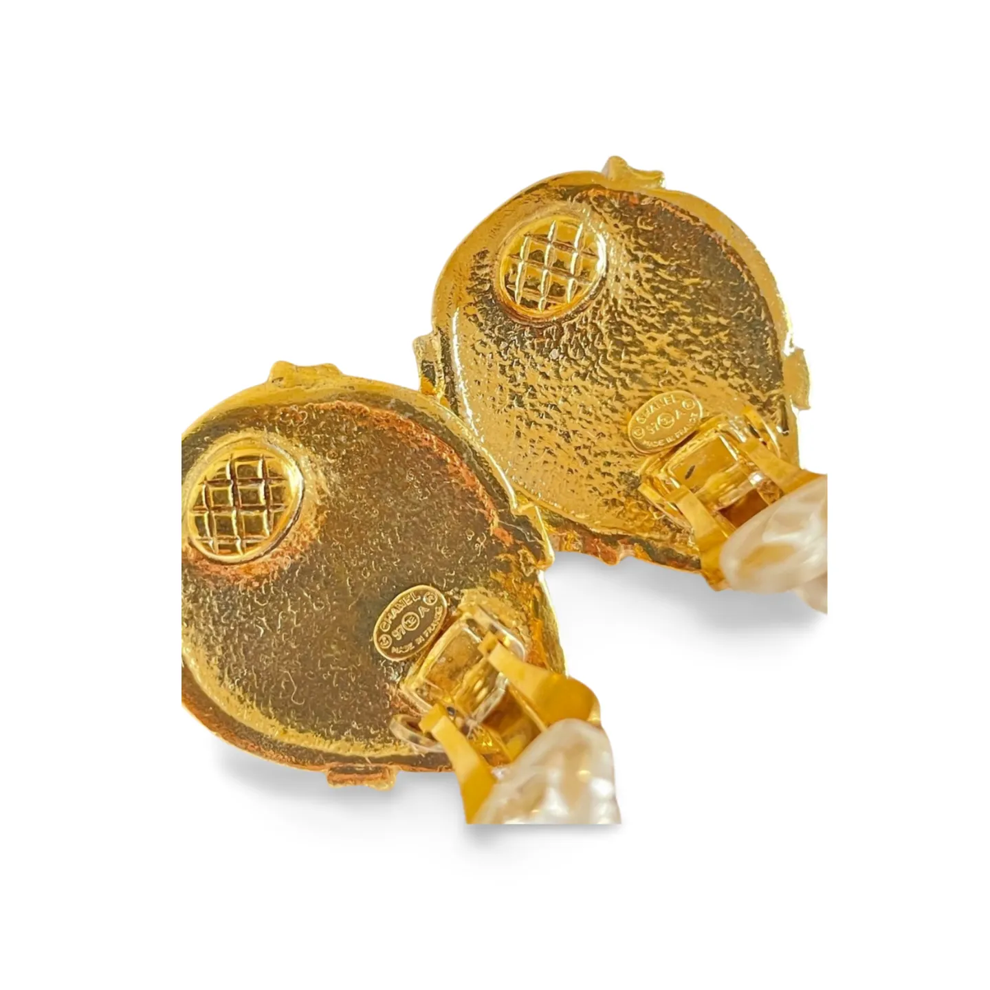 Vintage Chanel teardrop earrings with twisted ribbon CC mark. Must have item for your vintage CHANEL wardrobe. 060728br12