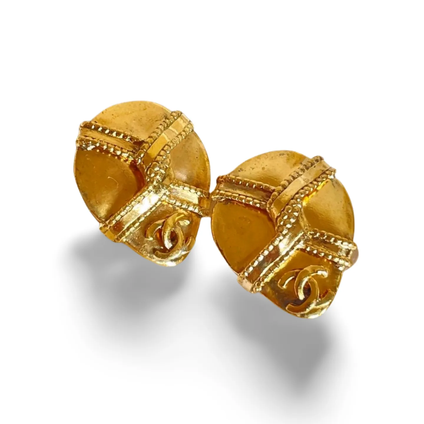 Vintage Chanel teardrop earrings with twisted ribbon CC mark. Must have item for your vintage CHANEL wardrobe. 060728br12