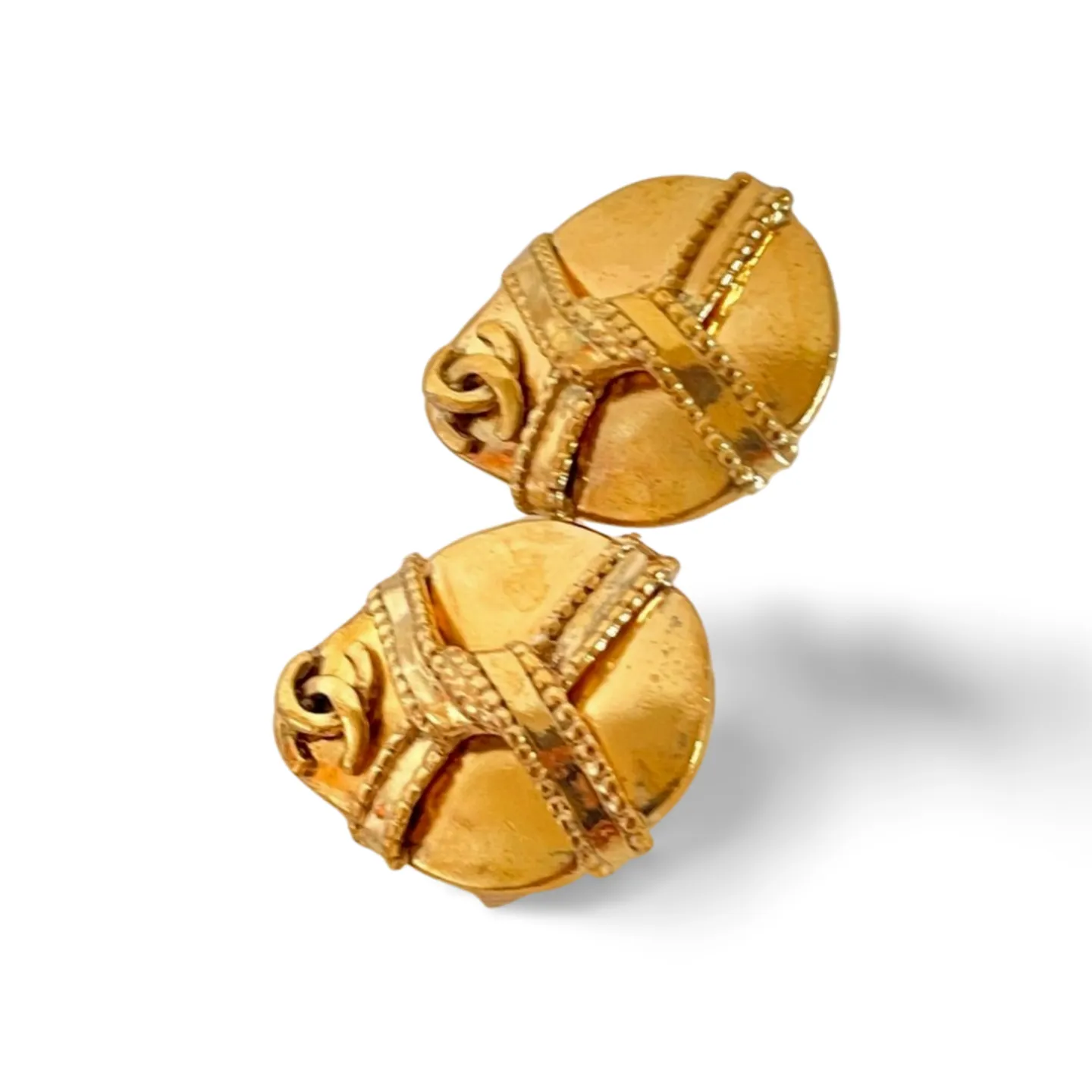 Vintage Chanel teardrop earrings with twisted ribbon CC mark. Must have item for your vintage CHANEL wardrobe. 060728br12