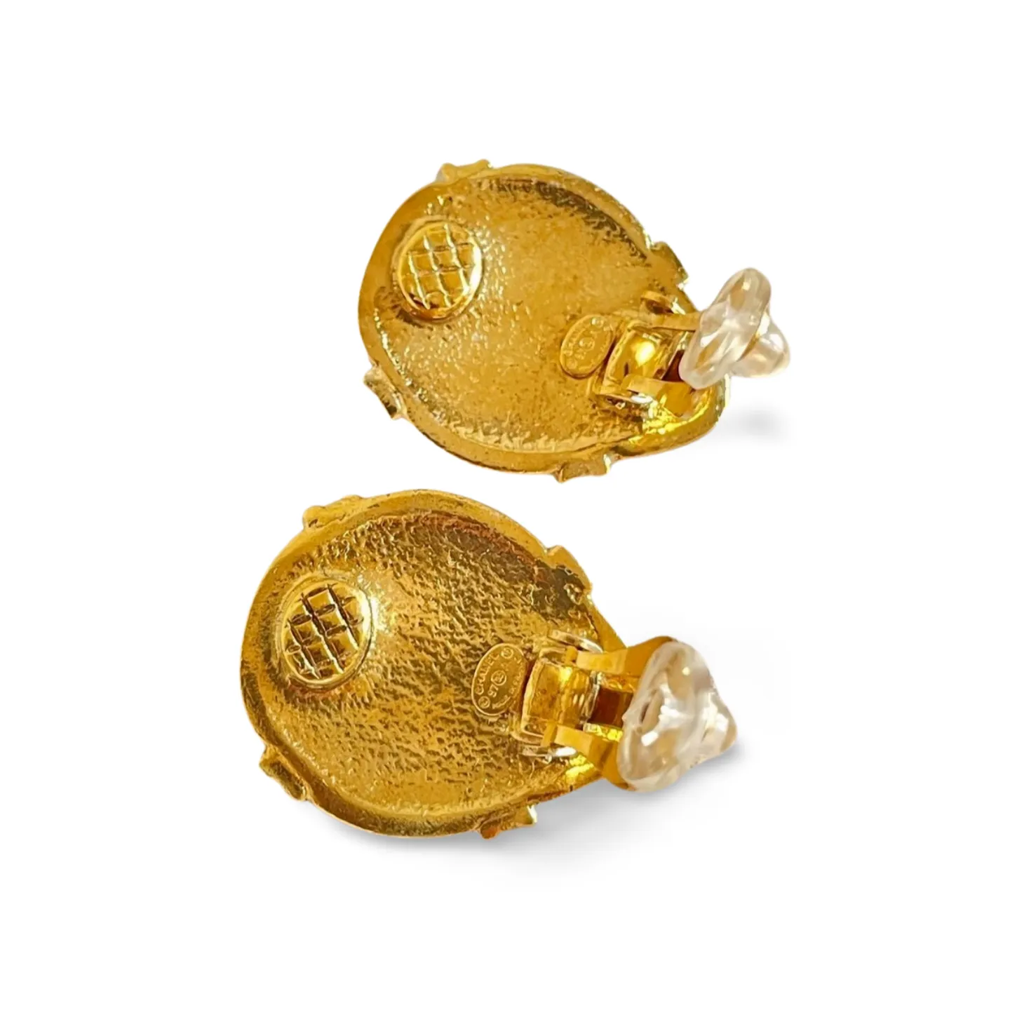 Vintage Chanel teardrop earrings with twisted ribbon CC mark. Must have item for your vintage CHANEL wardrobe. 060728br12