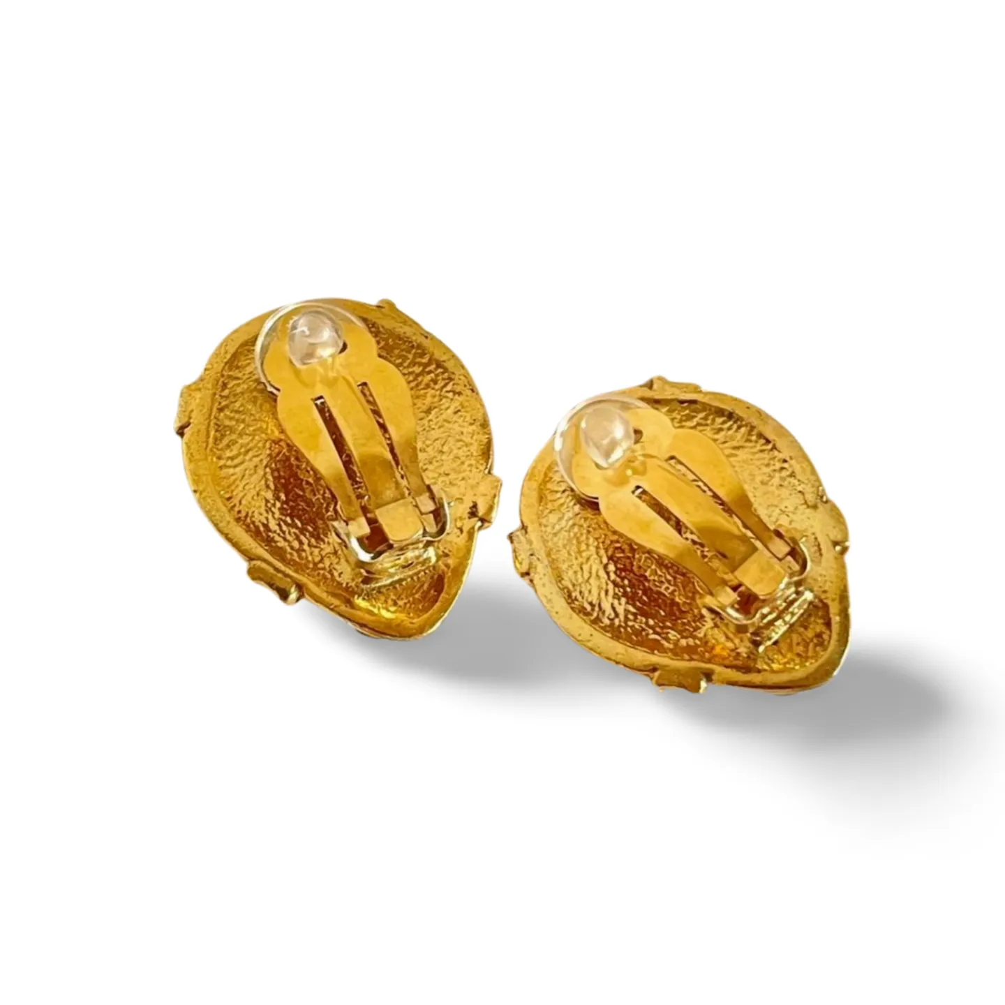 Vintage Chanel teardrop earrings with twisted ribbon CC mark. Must have item for your vintage CHANEL wardrobe. 060728br12