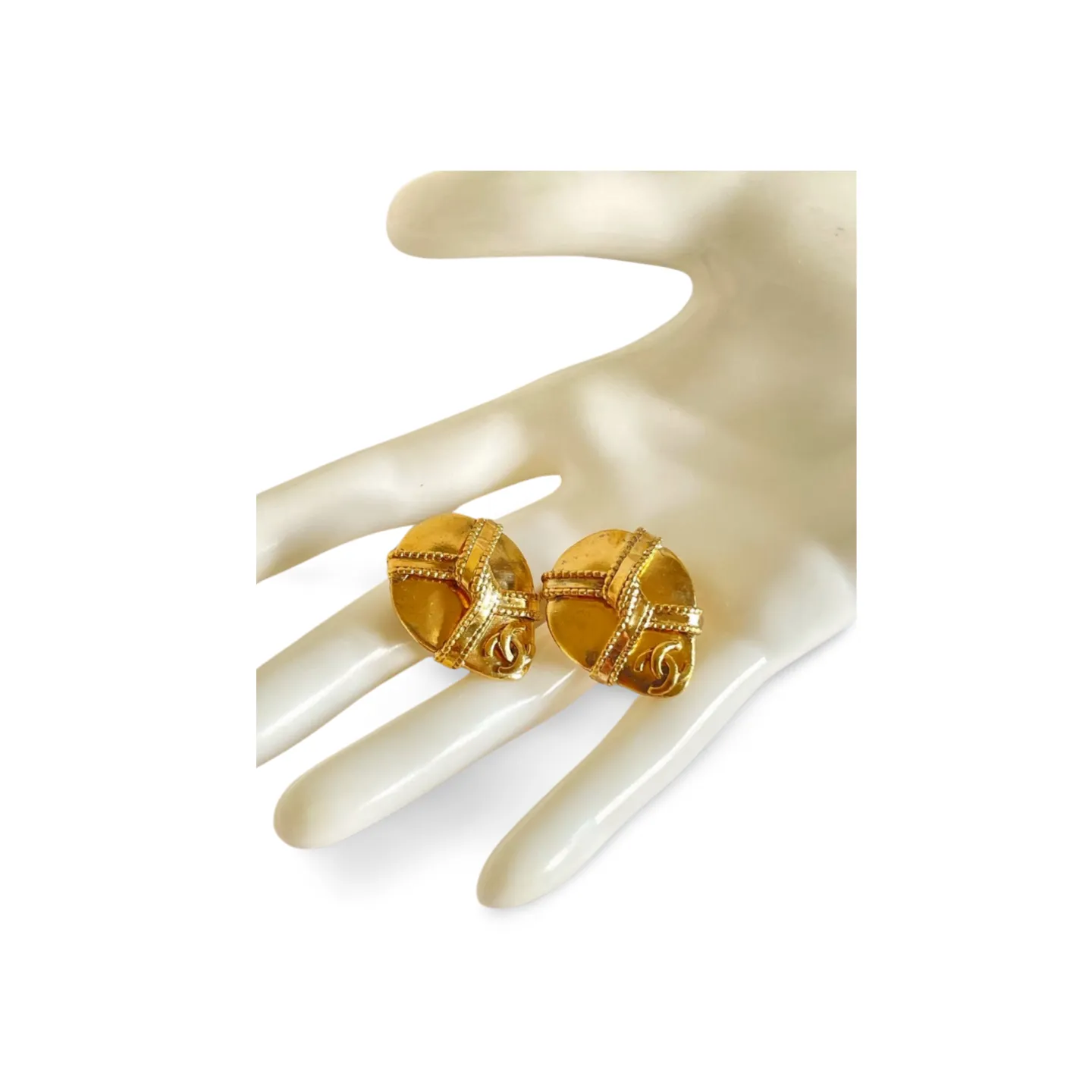 Vintage Chanel teardrop earrings with twisted ribbon CC mark. Must have item for your vintage CHANEL wardrobe. 060728br12