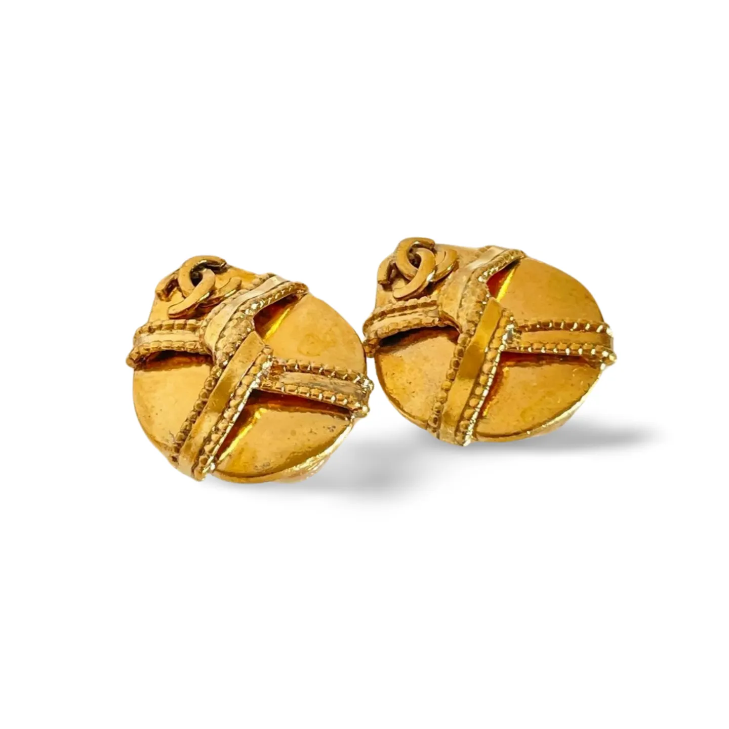 Vintage Chanel teardrop earrings with twisted ribbon CC mark. Must have item for your vintage CHANEL wardrobe. 060728br12