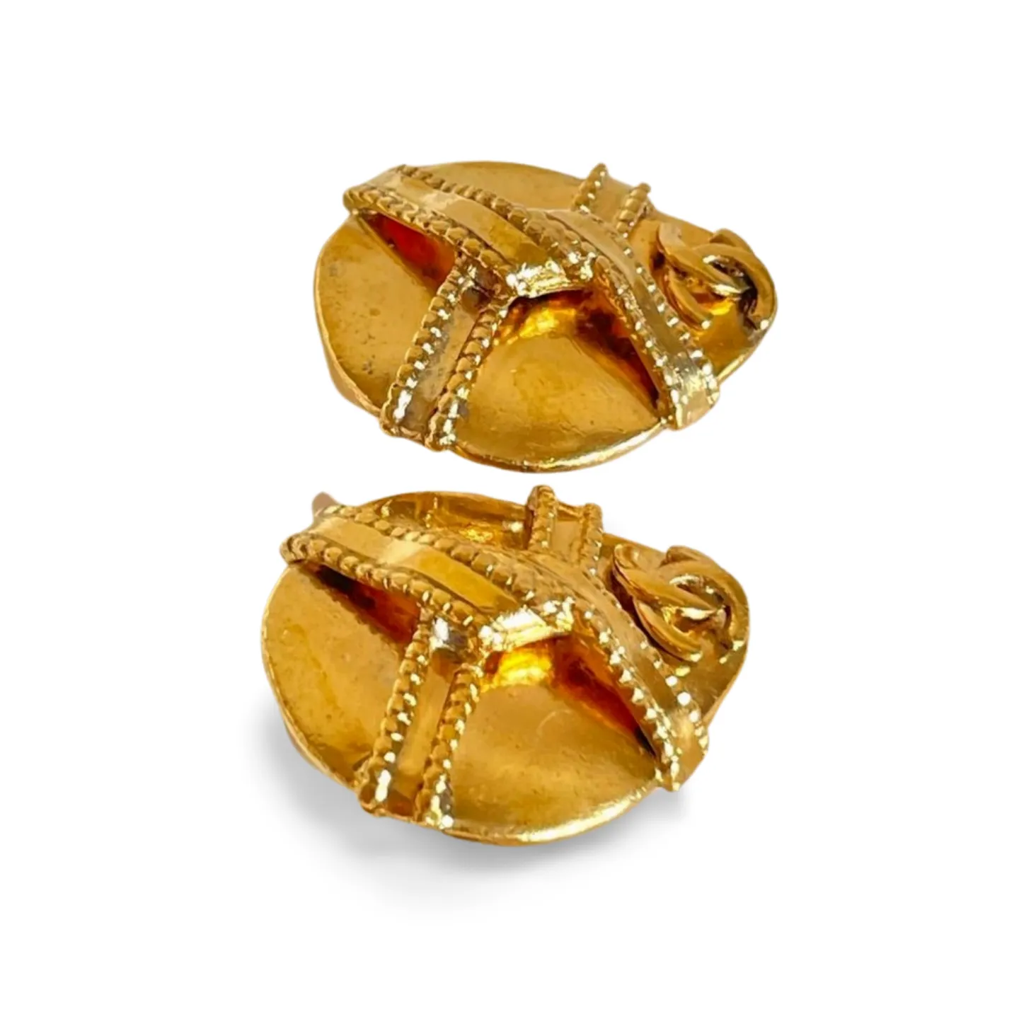 Vintage Chanel teardrop earrings with twisted ribbon CC mark. Must have item for your vintage CHANEL wardrobe. 060728br12