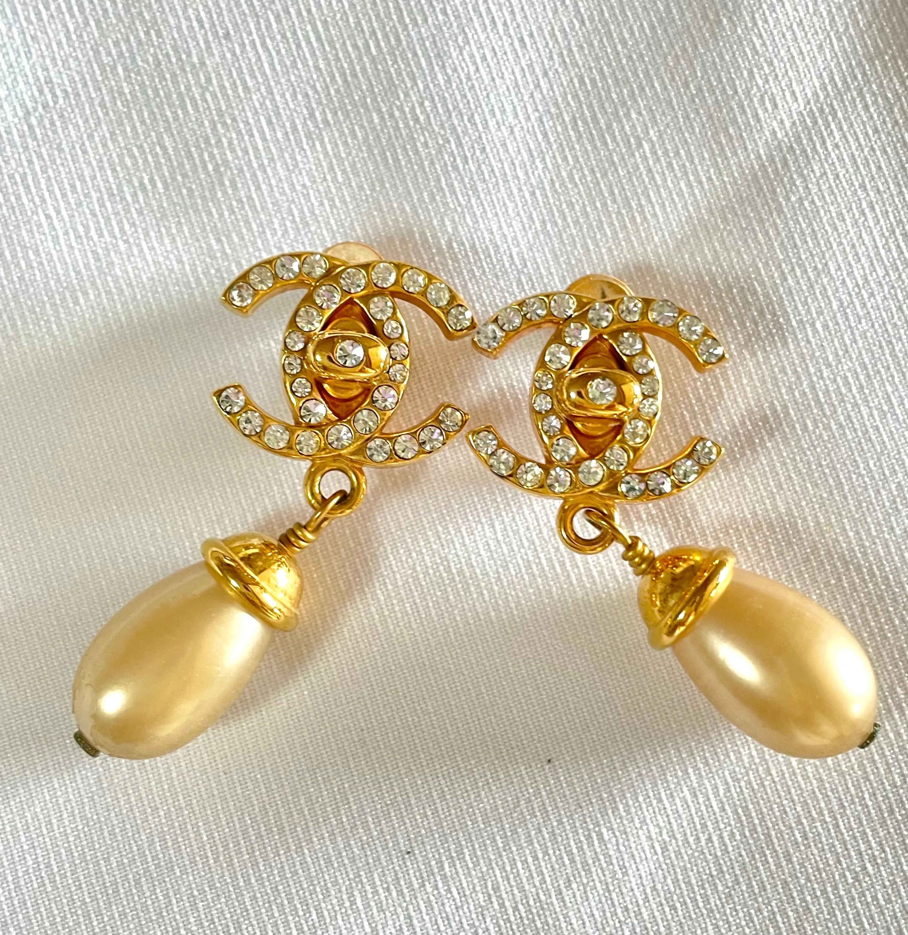 Vintage CHANEL teardrop turn-lock crystal CC and dangle pearl earrings. Very classic and popular jewelry. Coco mark. 050327rc2