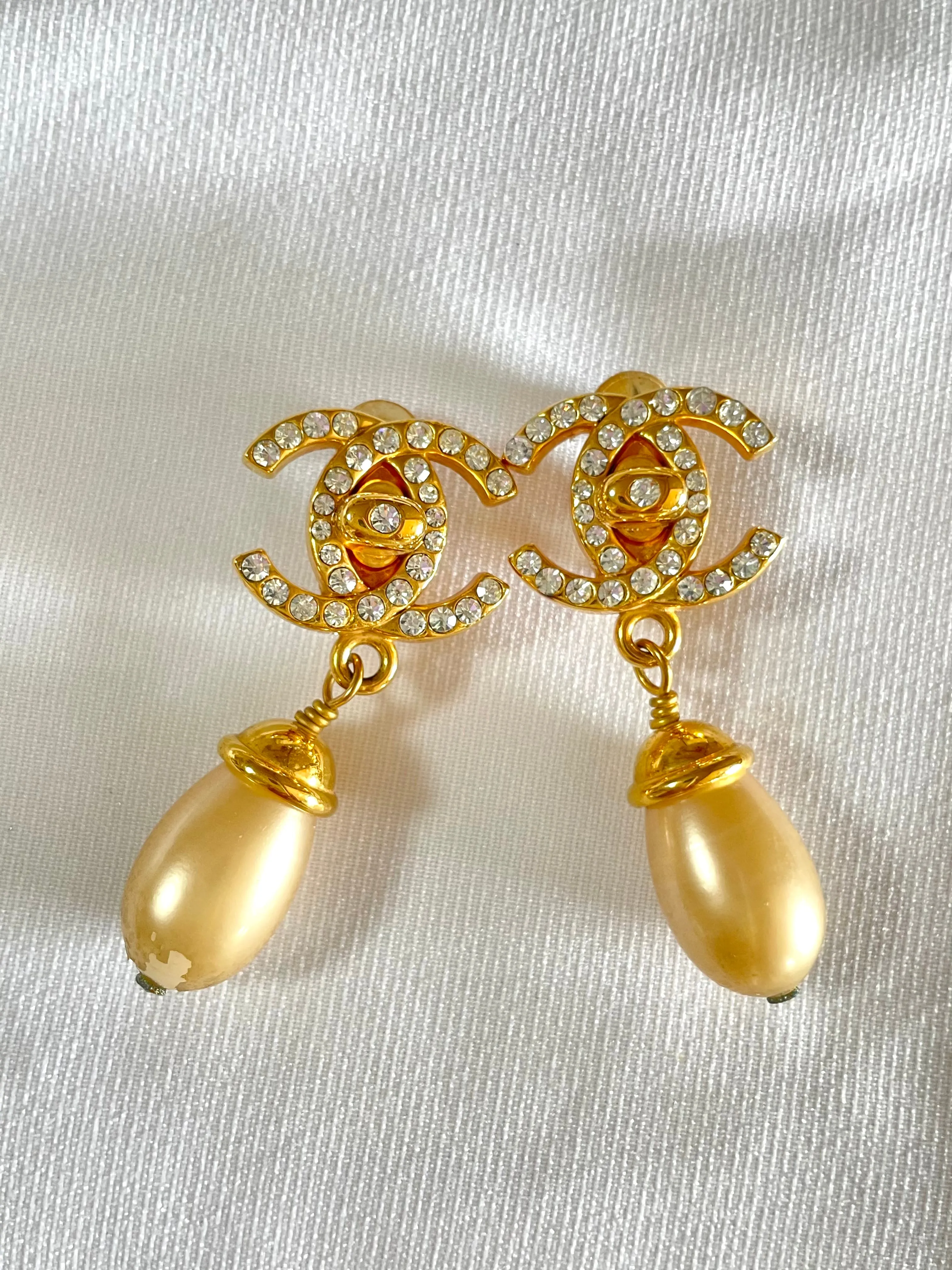 Vintage CHANEL teardrop turn-lock crystal CC and dangle pearl earrings. Very classic and popular jewelry. Coco mark. 050327rc2