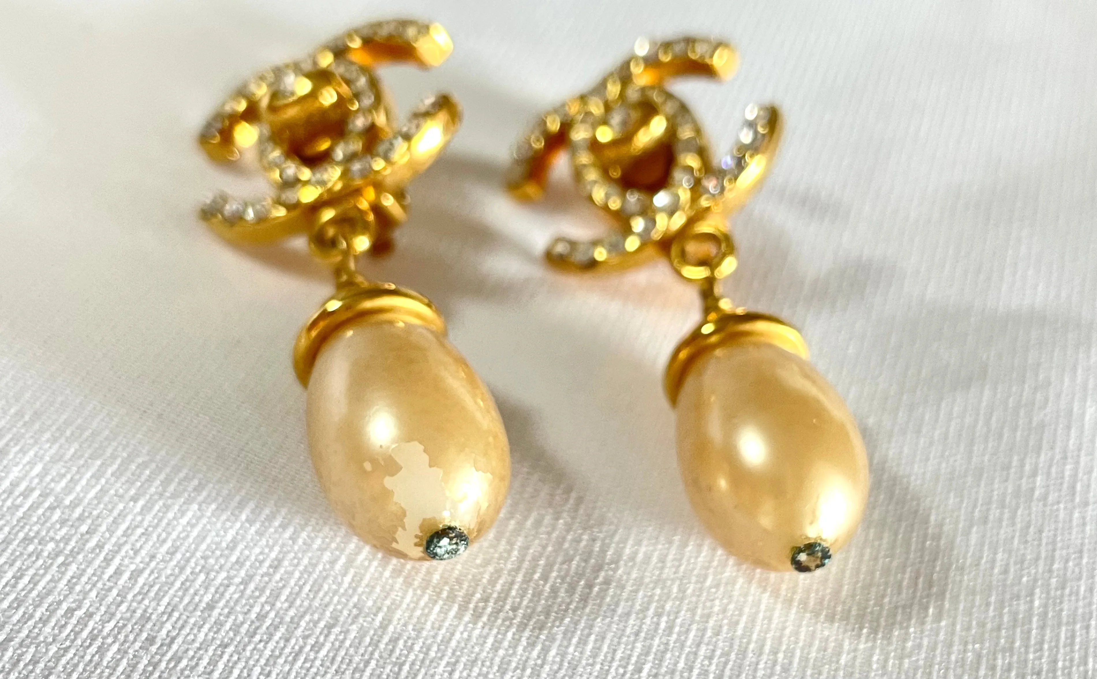 Vintage CHANEL teardrop turn-lock crystal CC and dangle pearl earrings. Very classic and popular jewelry. Coco mark. 050327rc2