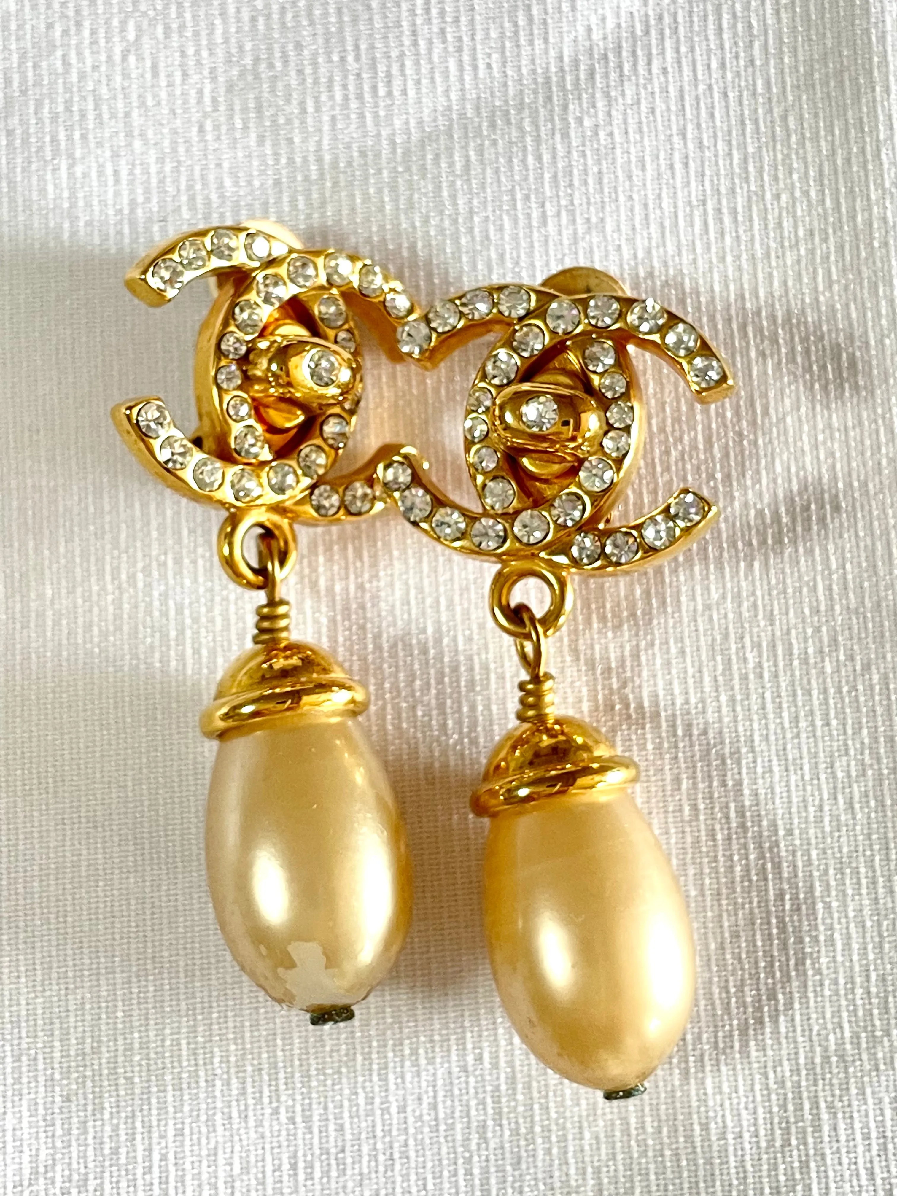 Vintage CHANEL teardrop turn-lock crystal CC and dangle pearl earrings. Very classic and popular jewelry. Coco mark. 050327rc2