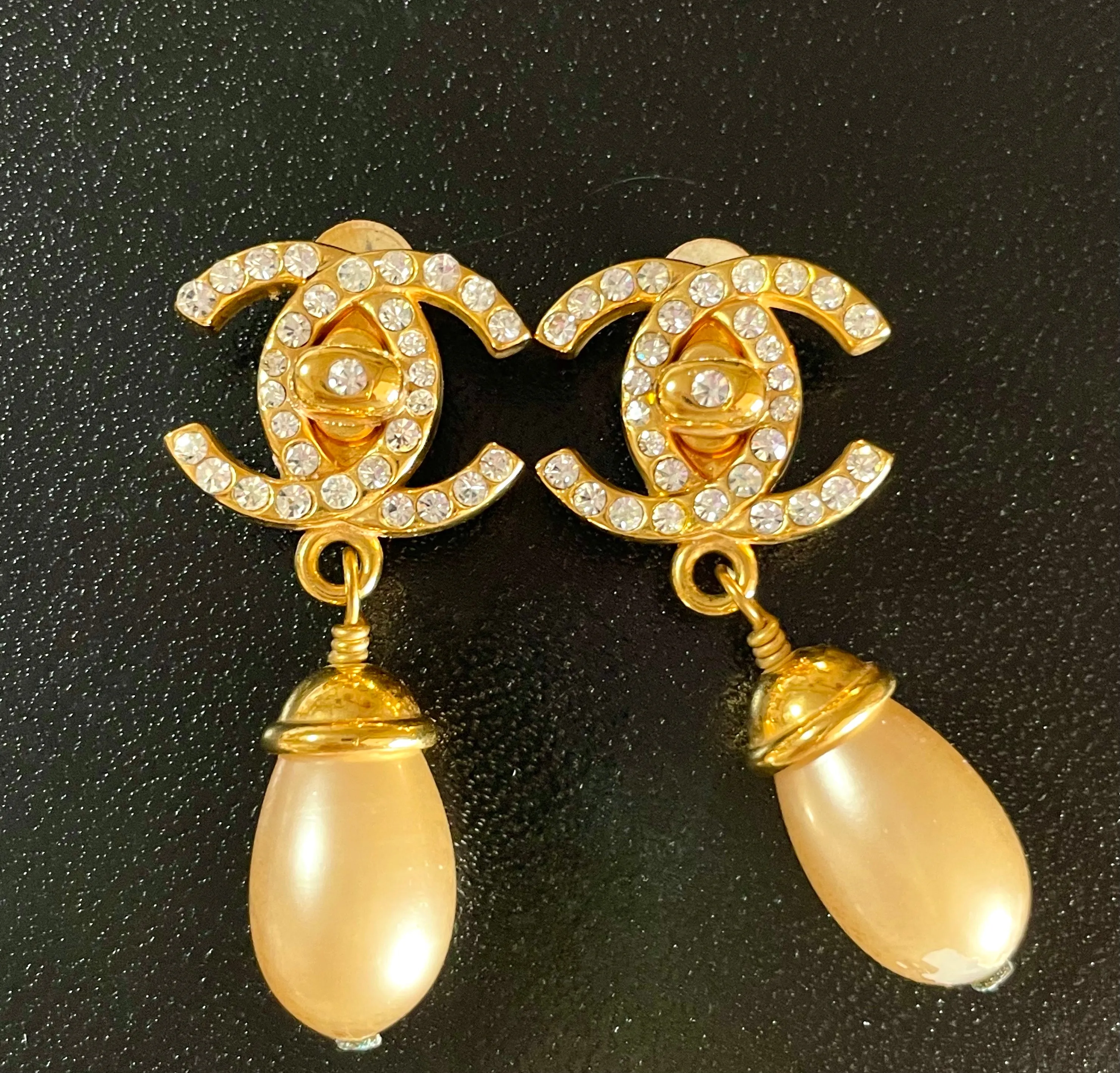 Vintage CHANEL teardrop turn-lock crystal CC and dangle pearl earrings. Very classic and popular jewelry. Coco mark. 050327rc2
