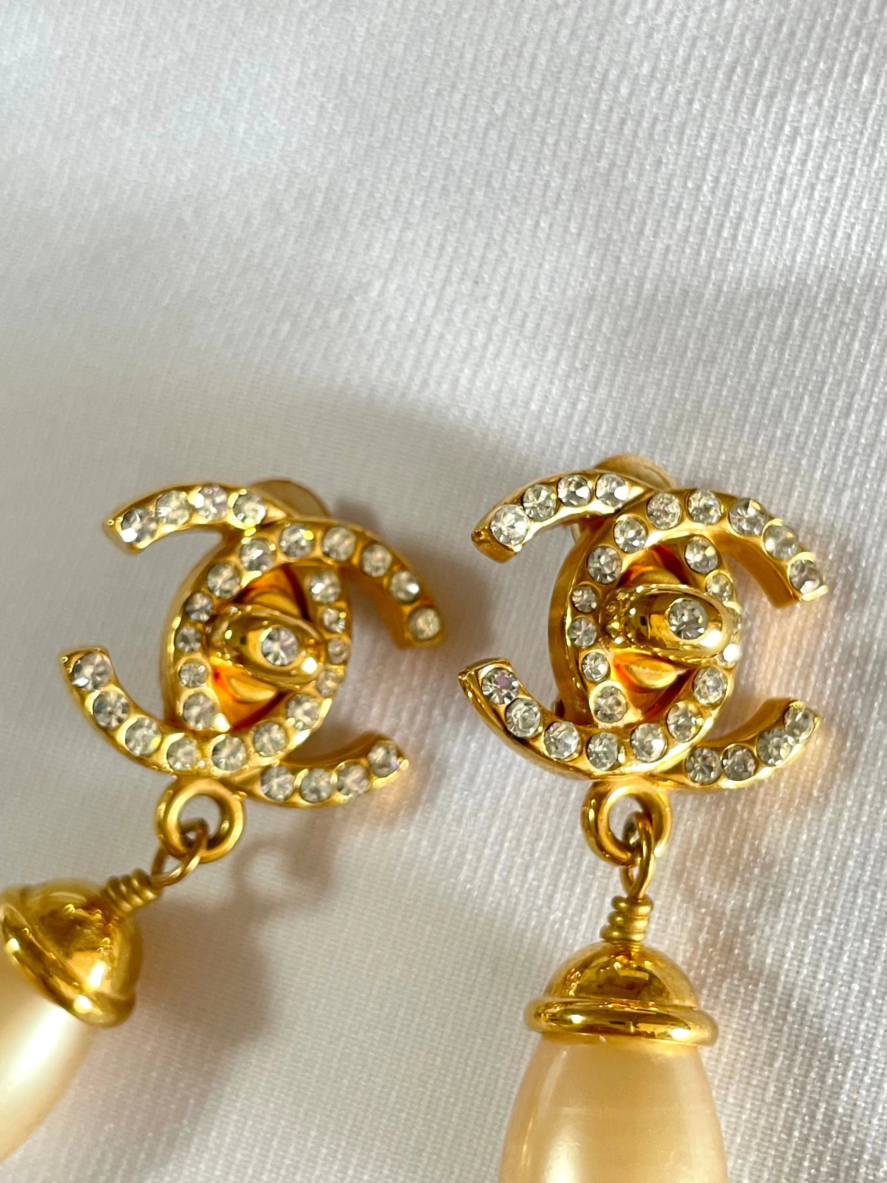 Vintage CHANEL teardrop turn-lock crystal CC and dangle pearl earrings. Very classic and popular jewelry. Coco mark. 050327rc2