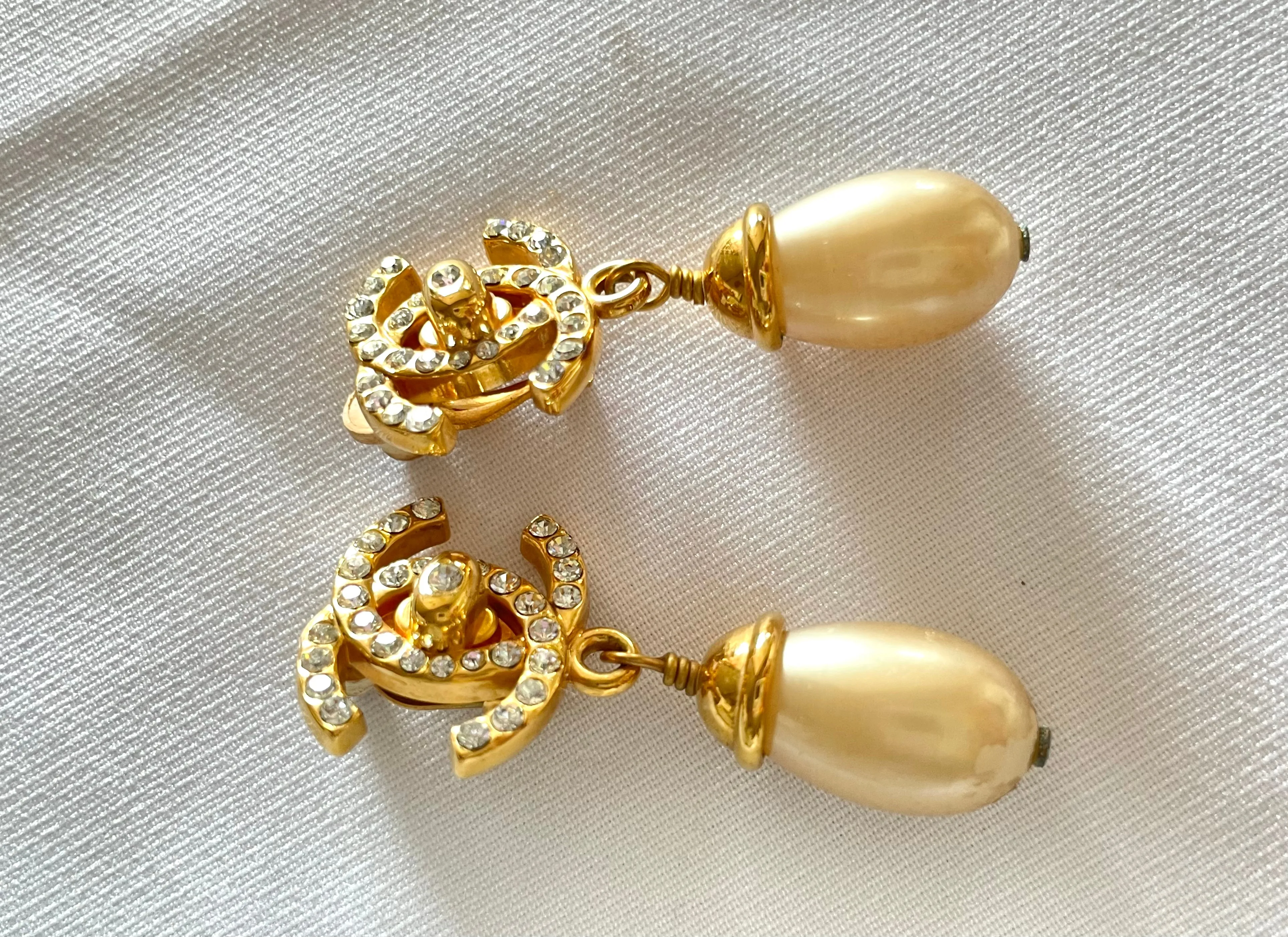 Vintage CHANEL teardrop turn-lock crystal CC and dangle pearl earrings. Very classic and popular jewelry. Coco mark. 050327rc2