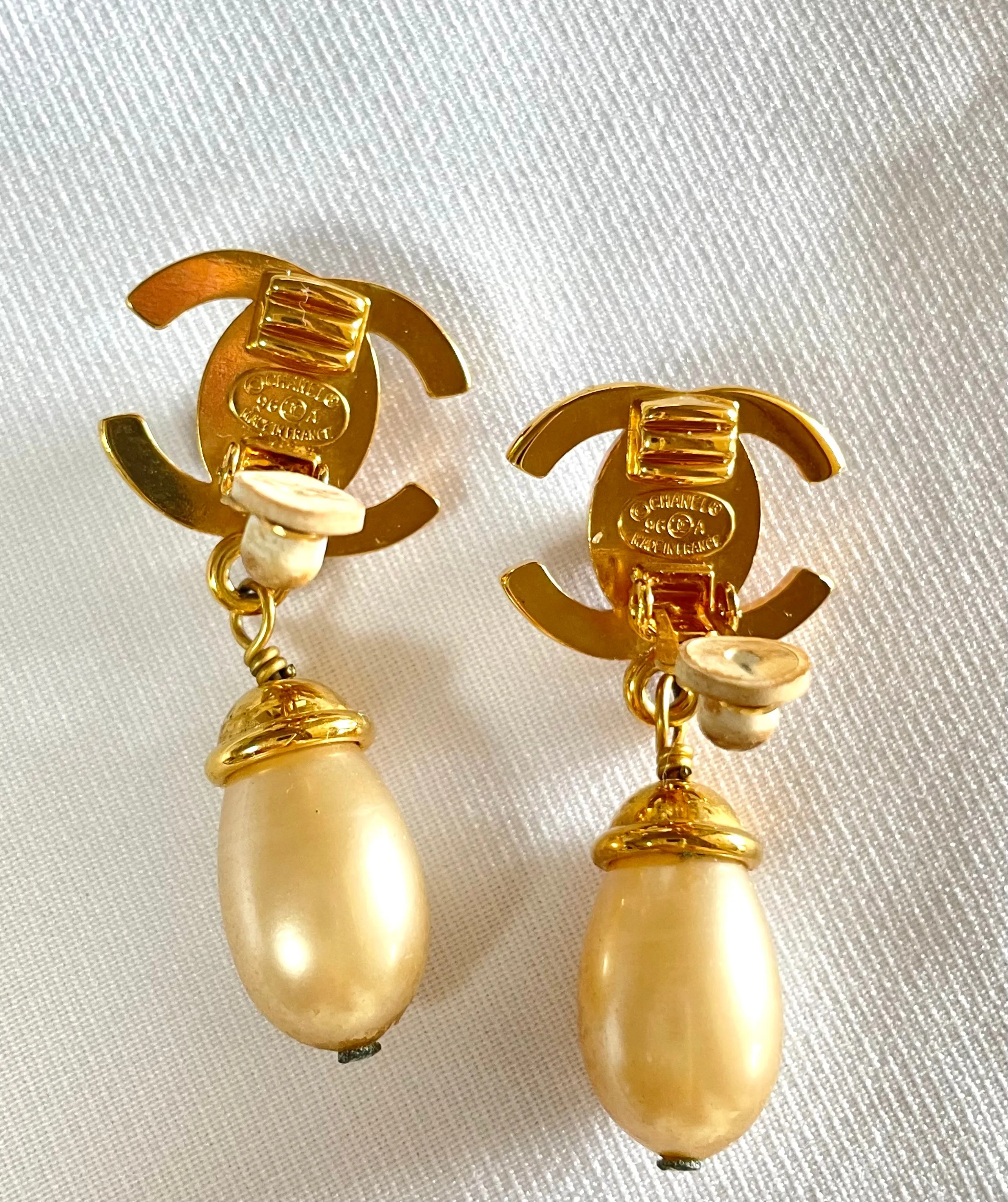 Vintage CHANEL teardrop turn-lock crystal CC and dangle pearl earrings. Very classic and popular jewelry. Coco mark. 050327rc2
