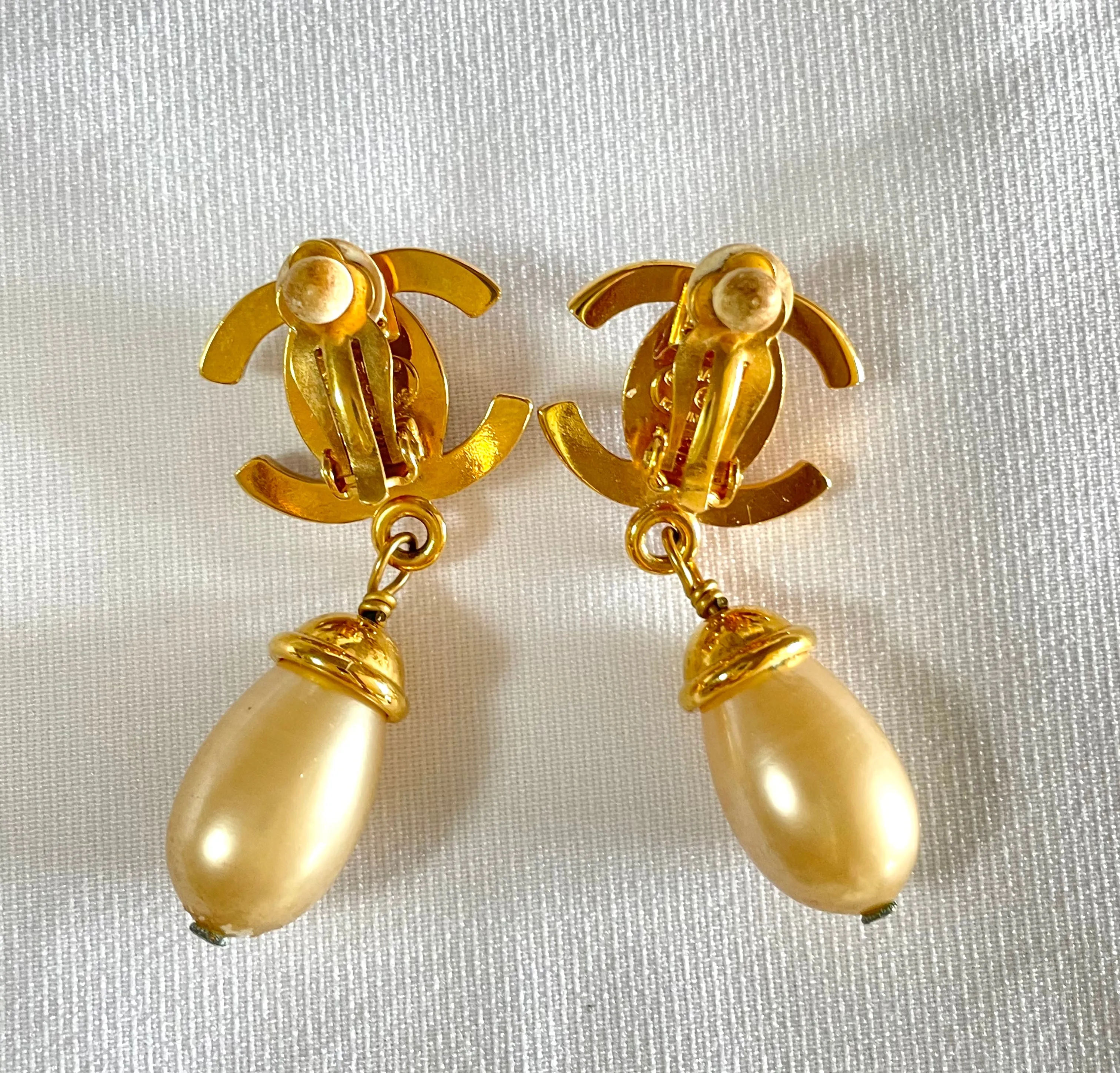 Vintage CHANEL teardrop turn-lock crystal CC and dangle pearl earrings. Very classic and popular jewelry. Coco mark. 050327rc2
