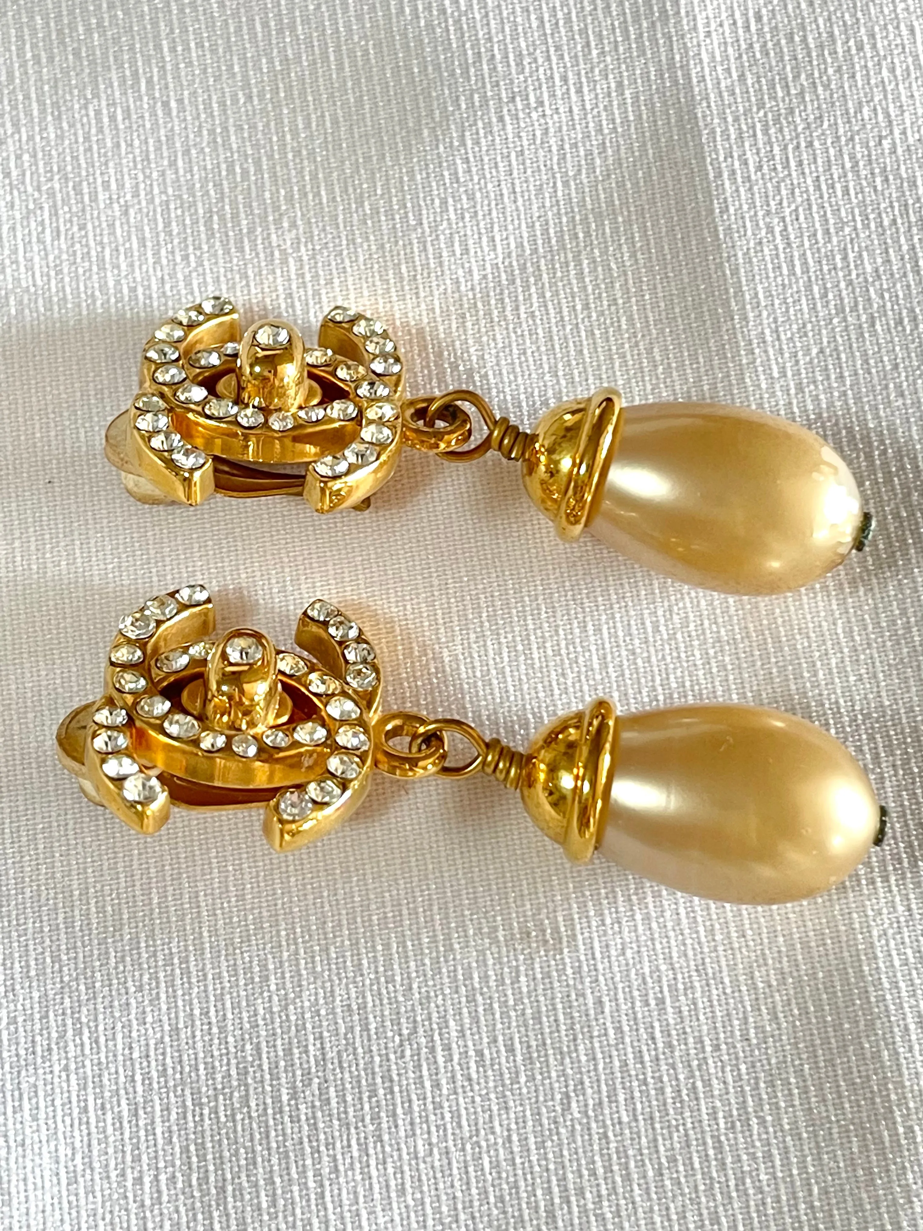 Vintage CHANEL teardrop turn-lock crystal CC and dangle pearl earrings. Very classic and popular jewelry. Coco mark. 050327rc2