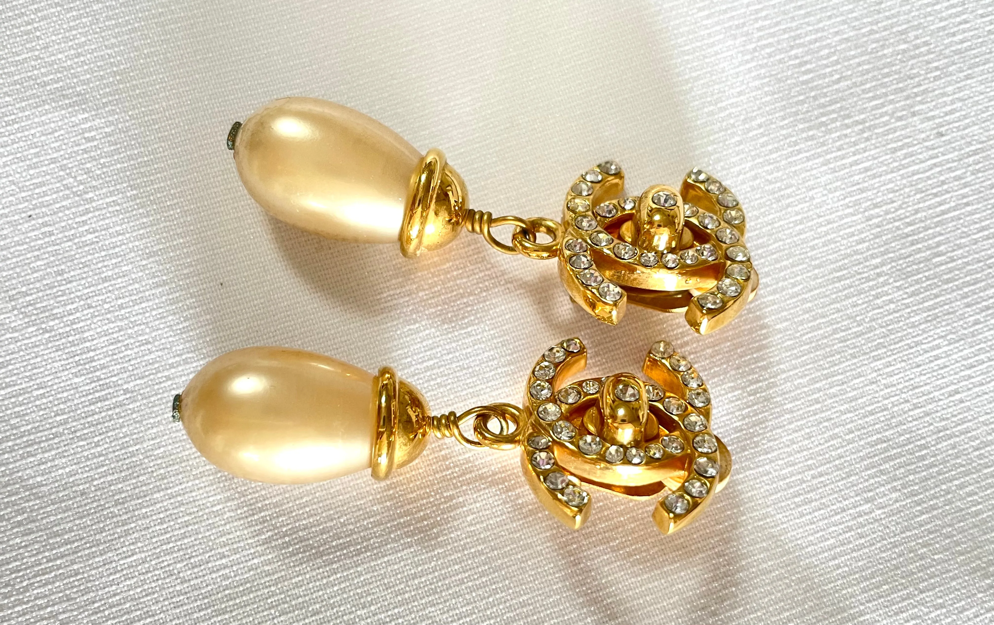 Vintage CHANEL teardrop turn-lock crystal CC and dangle pearl earrings. Very classic and popular jewelry. Coco mark. 050327rc2