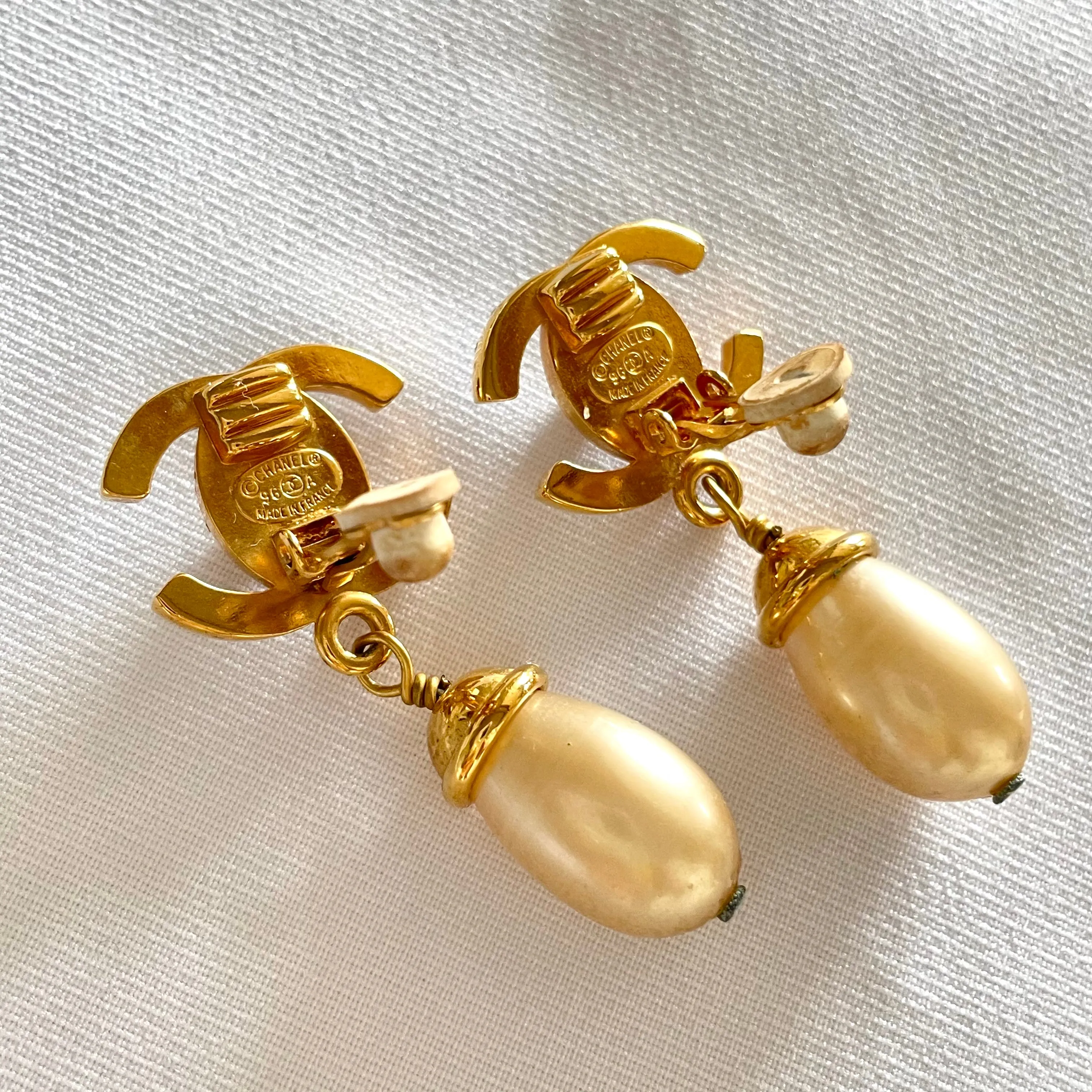 Vintage CHANEL teardrop turn-lock crystal CC and dangle pearl earrings. Very classic and popular jewelry. Coco mark. 050327rc2