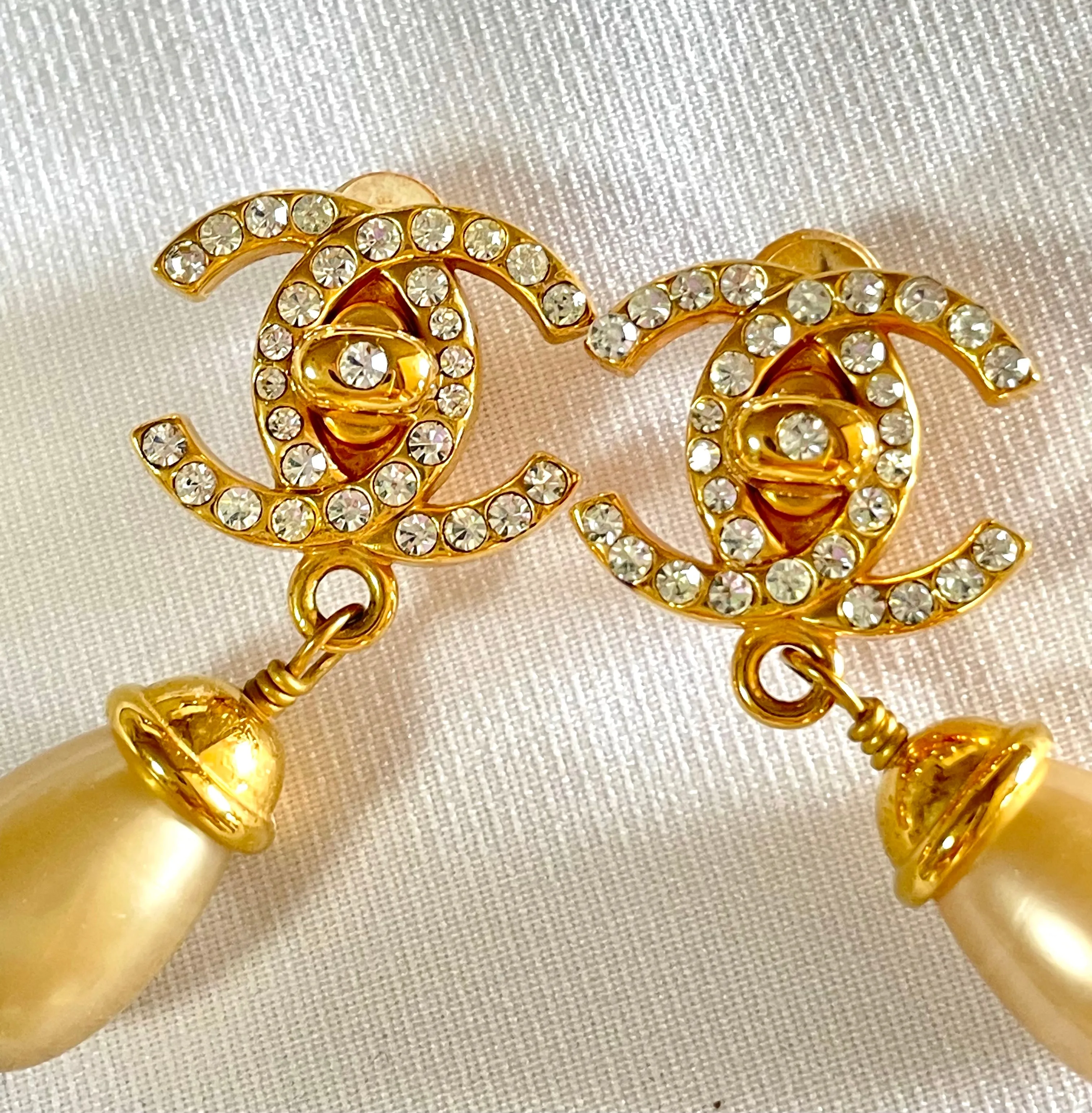 Vintage CHANEL teardrop turn-lock crystal CC and dangle pearl earrings. Very classic and popular jewelry. Coco mark. 050327rc2