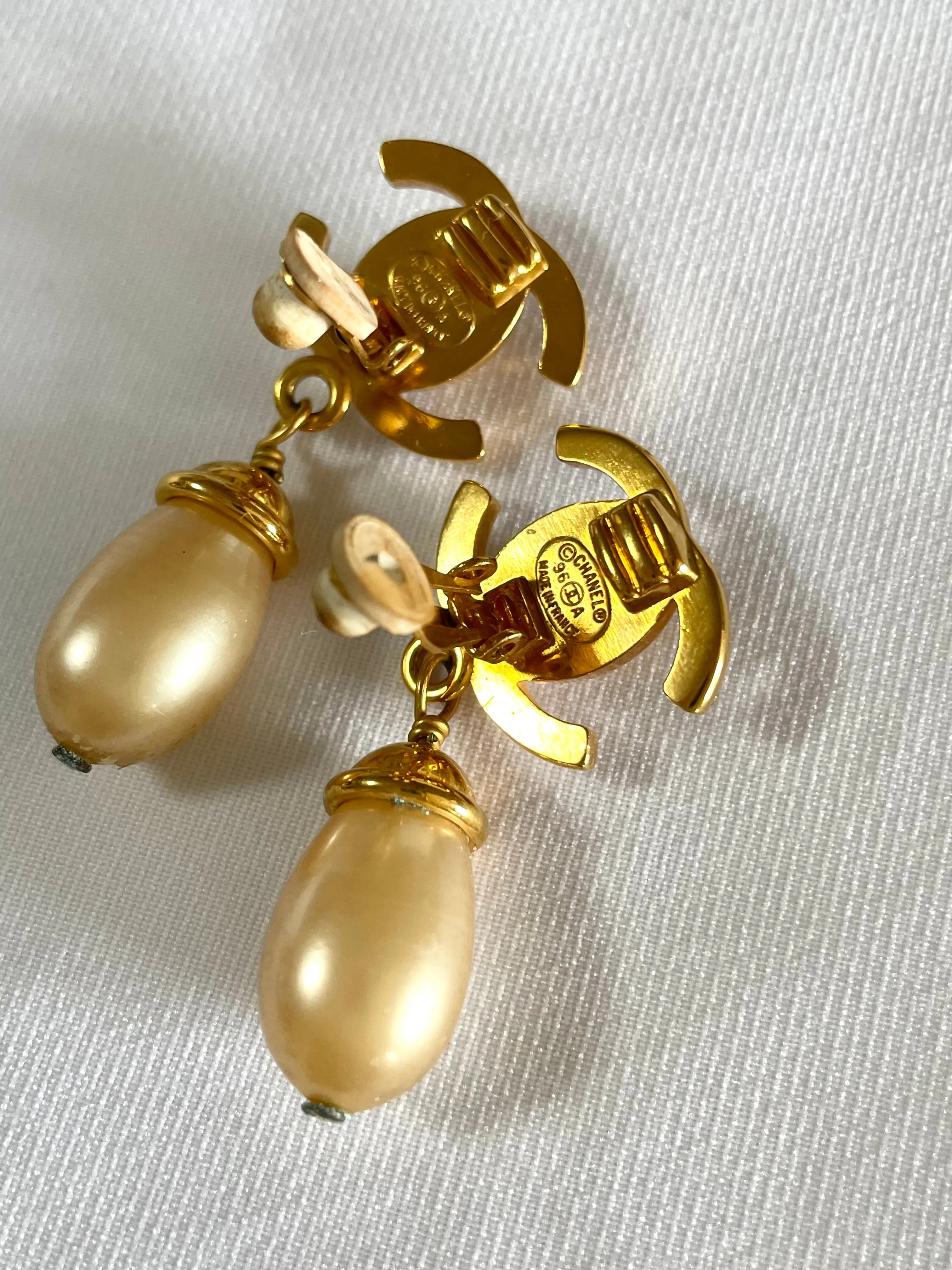 Vintage CHANEL teardrop turn-lock crystal CC and dangle pearl earrings. Very classic and popular jewelry. Coco mark. 050327rc2