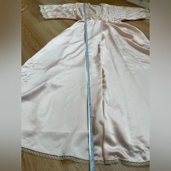 Vintage Marshall Field’s large pale pink robe with cream lace trim