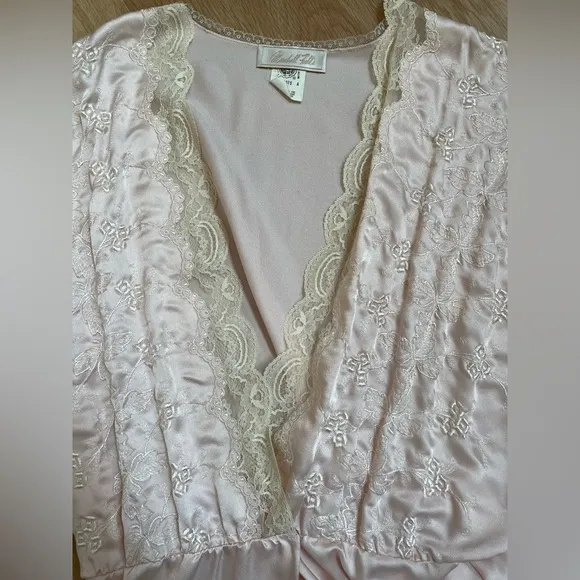 Vintage Marshall Field’s large pale pink robe with cream lace trim