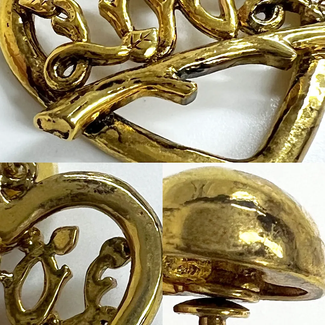 Vintage Moschino golden earrings with arabesque heart antique design. Mod and chic jewelry from Moschino. 060816y1