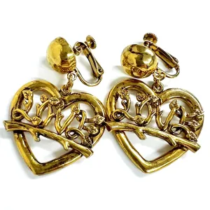 Vintage Moschino golden earrings with arabesque heart antique design. Mod and chic jewelry from Moschino. 060816y1