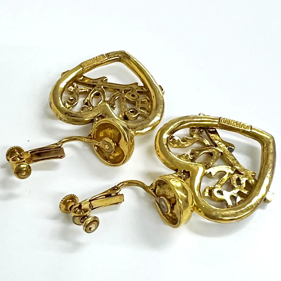 Vintage Moschino golden earrings with arabesque heart antique design. Mod and chic jewelry from Moschino. 060816y1