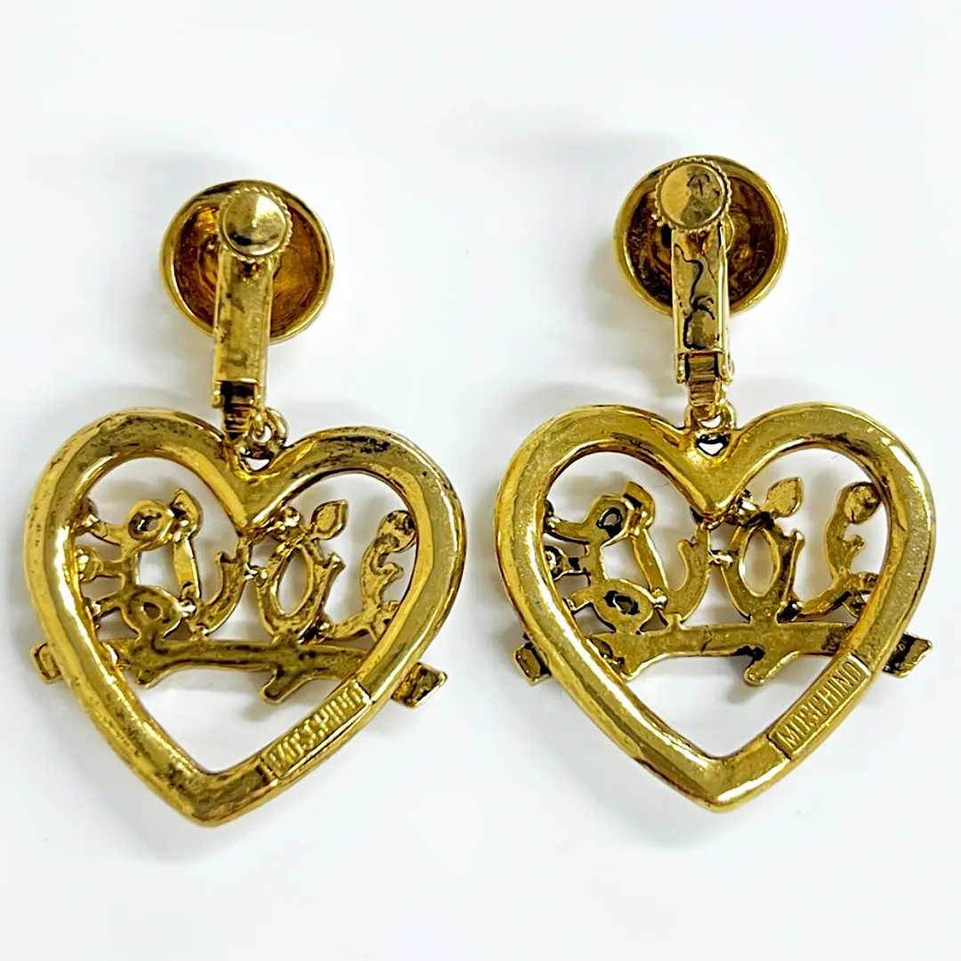 Vintage Moschino golden earrings with arabesque heart antique design. Mod and chic jewelry from Moschino. 060816y1