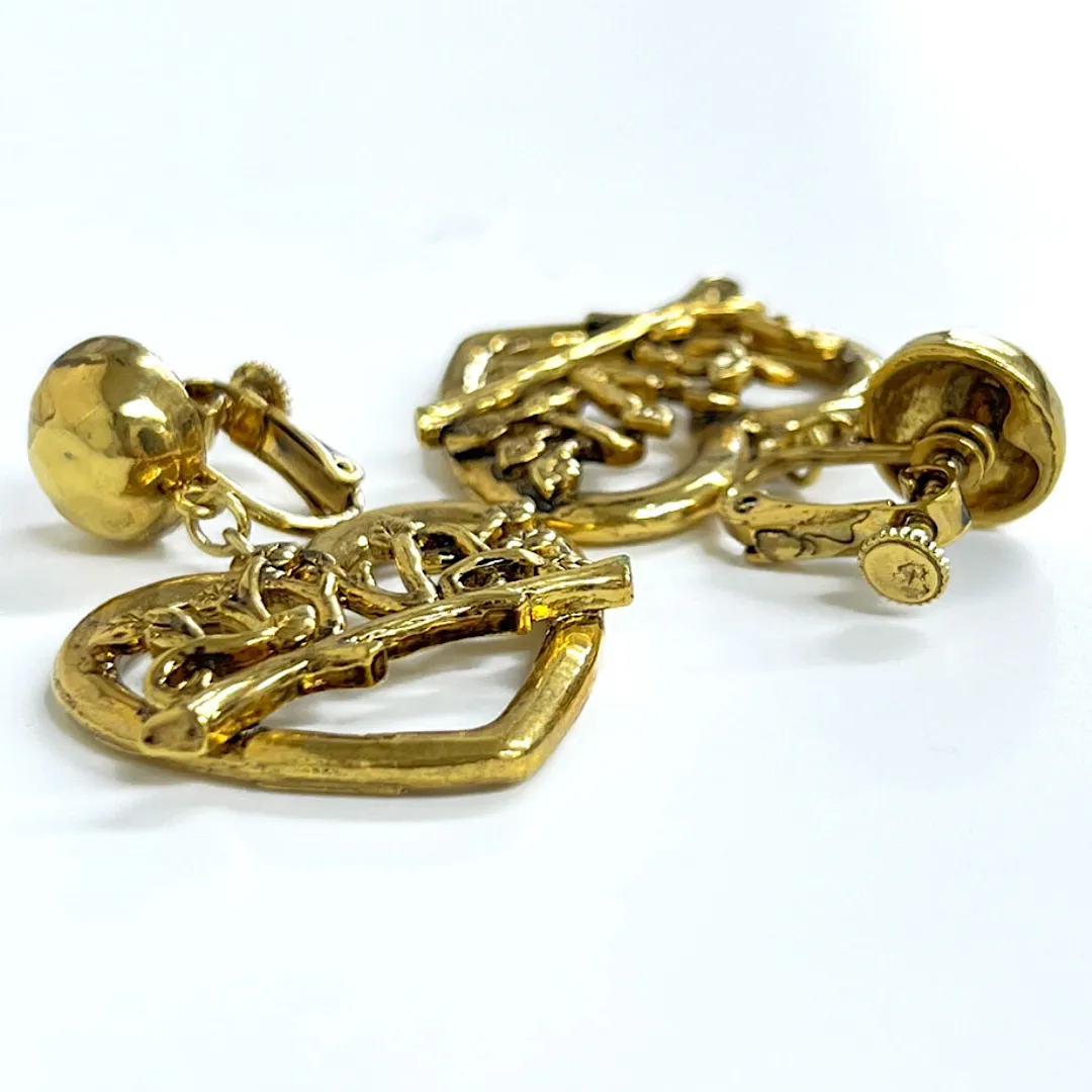 Vintage Moschino golden earrings with arabesque heart antique design. Mod and chic jewelry from Moschino. 060816y1