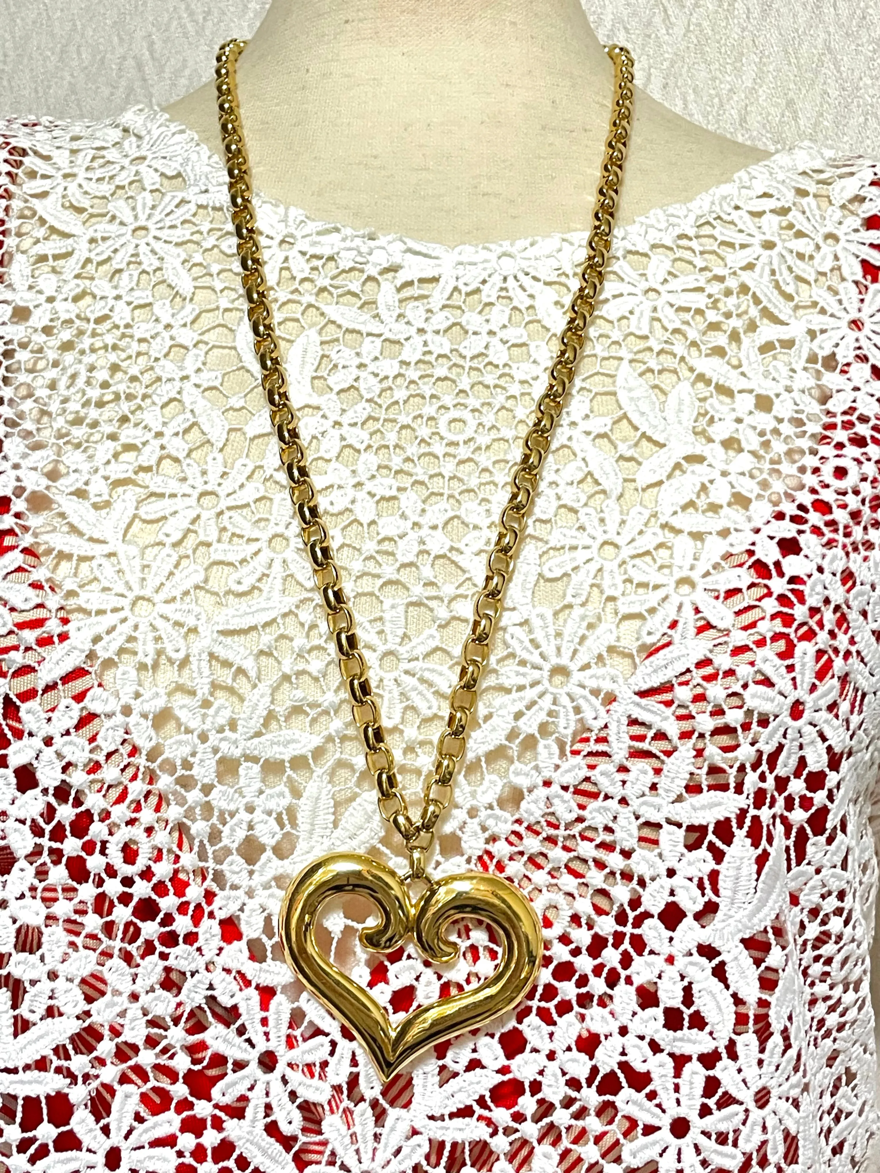 Vintage Nina Ricci large chain necklace with large heart pendant top. 050919ya1