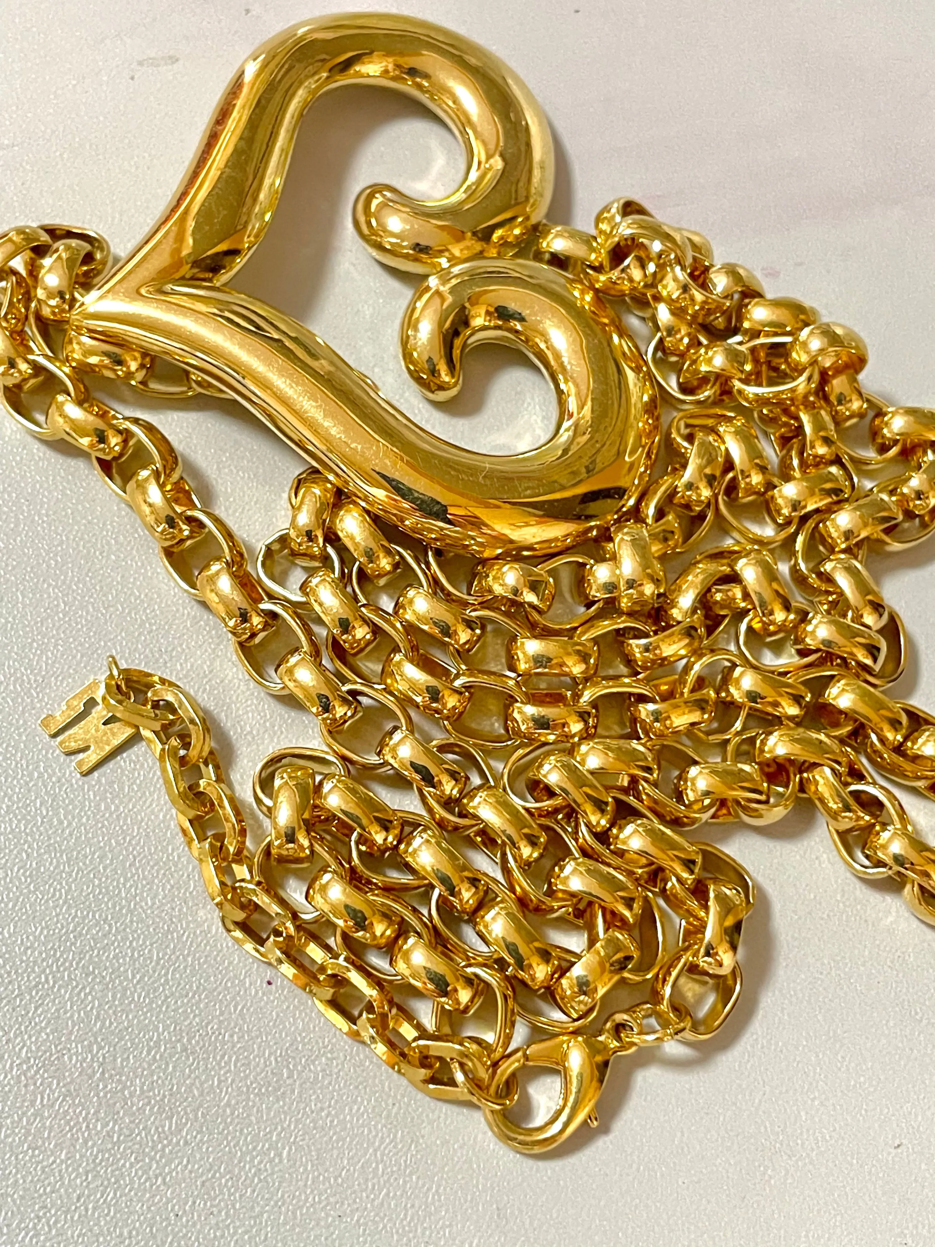 Vintage Nina Ricci large chain necklace with large heart pendant top. 050919ya1