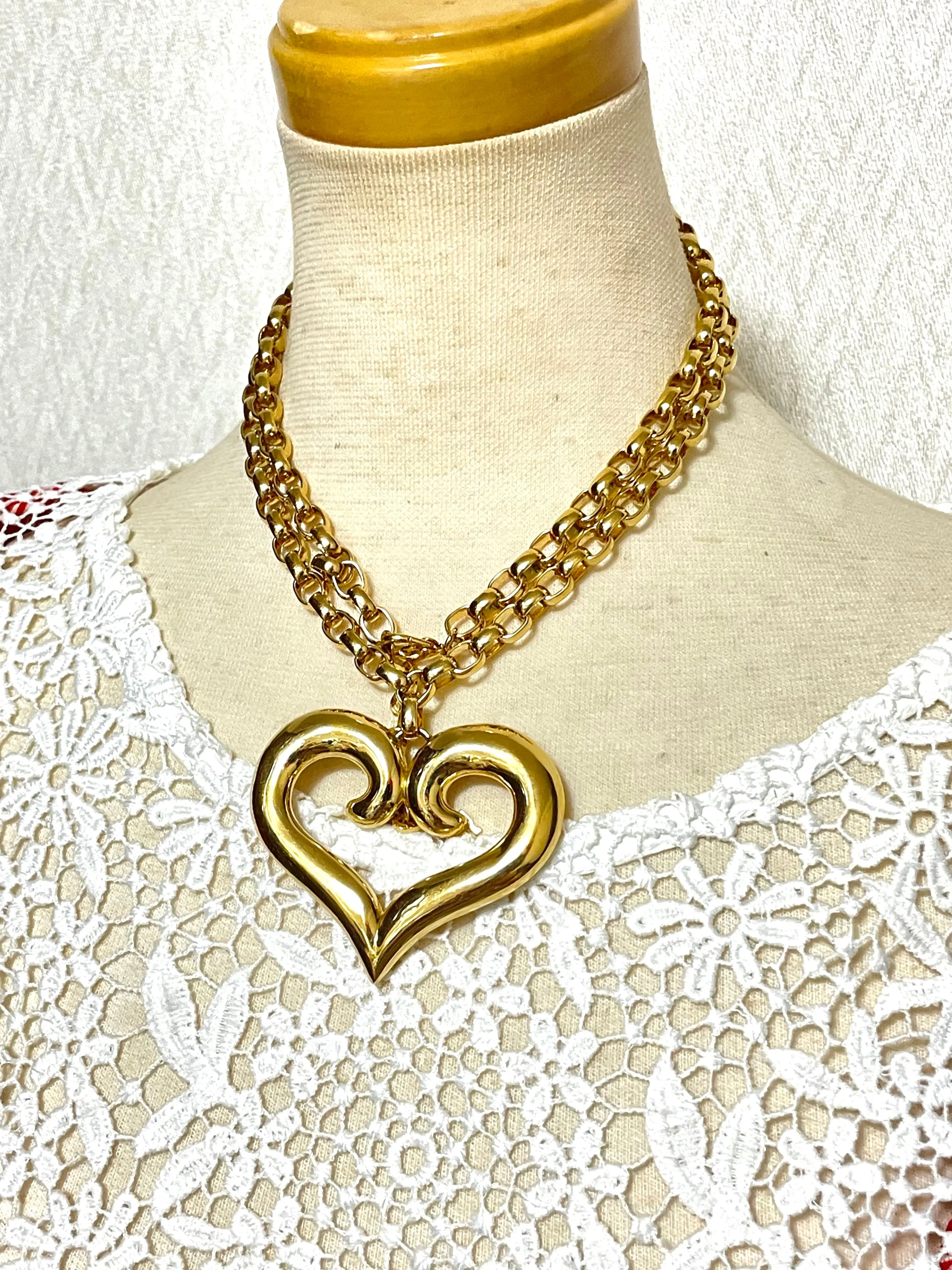 Vintage Nina Ricci large chain necklace with large heart pendant top. 050919ya1