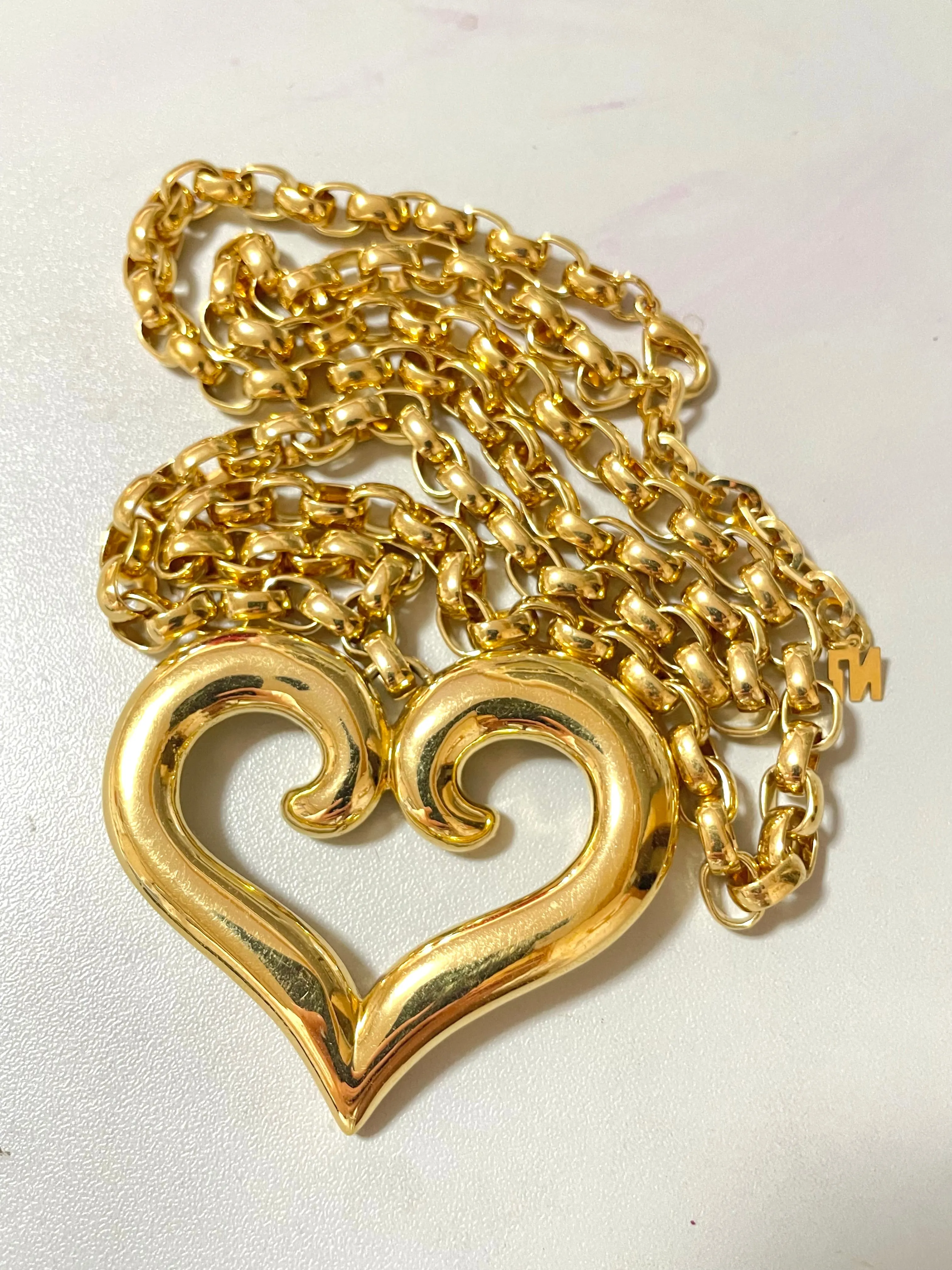 Vintage Nina Ricci large chain necklace with large heart pendant top. 050919ya1