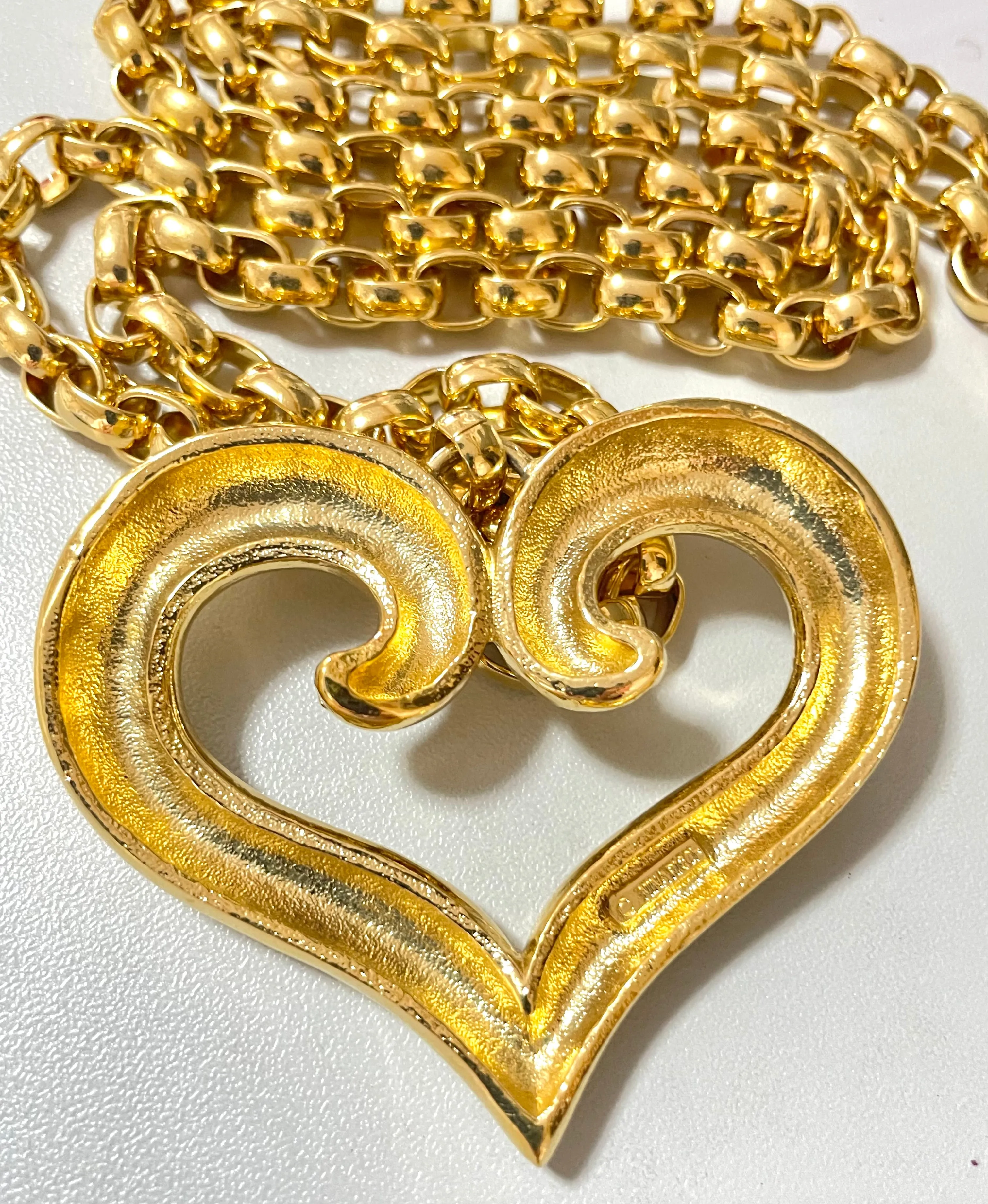 Vintage Nina Ricci large chain necklace with large heart pendant top. 050919ya1
