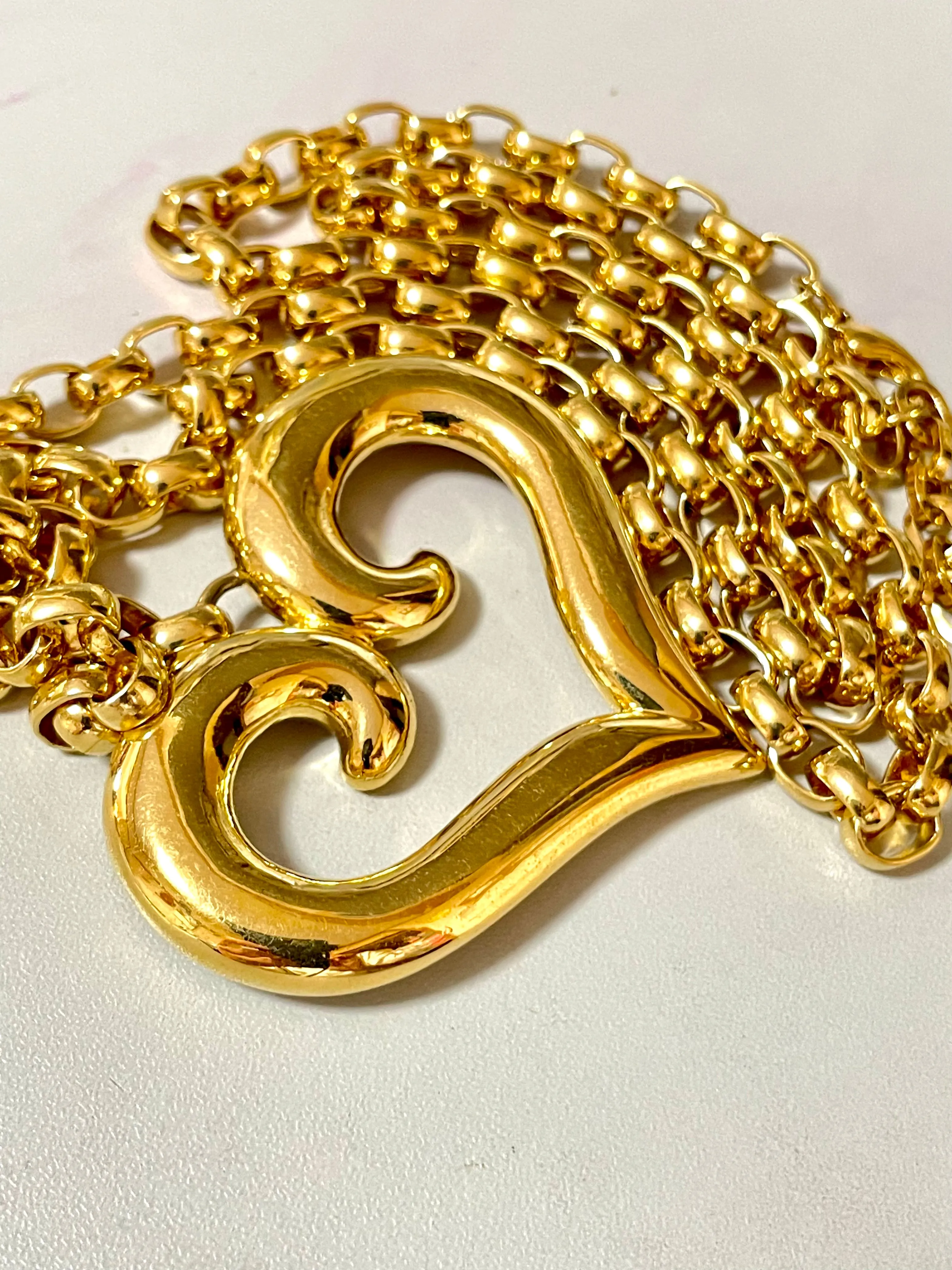 Vintage Nina Ricci large chain necklace with large heart pendant top. 050919ya1