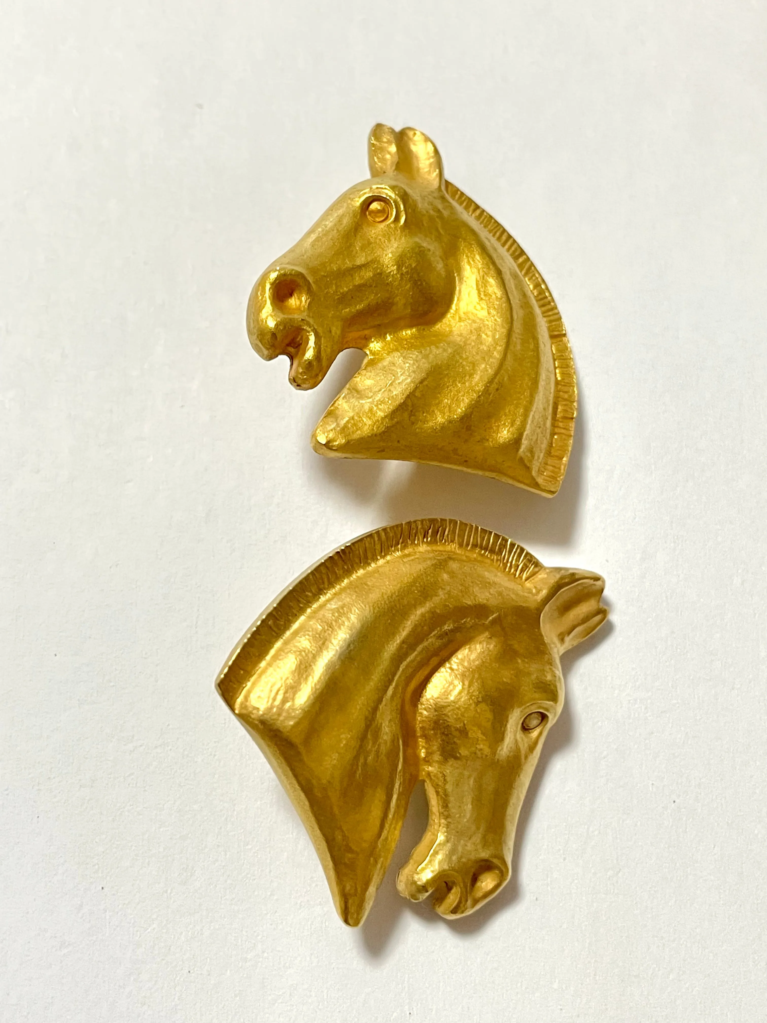 W5 Vintage HERMES gold tone horse earrings. Fun and unique jewel piece from Bijouterie Fantaisie collection. 050901ya