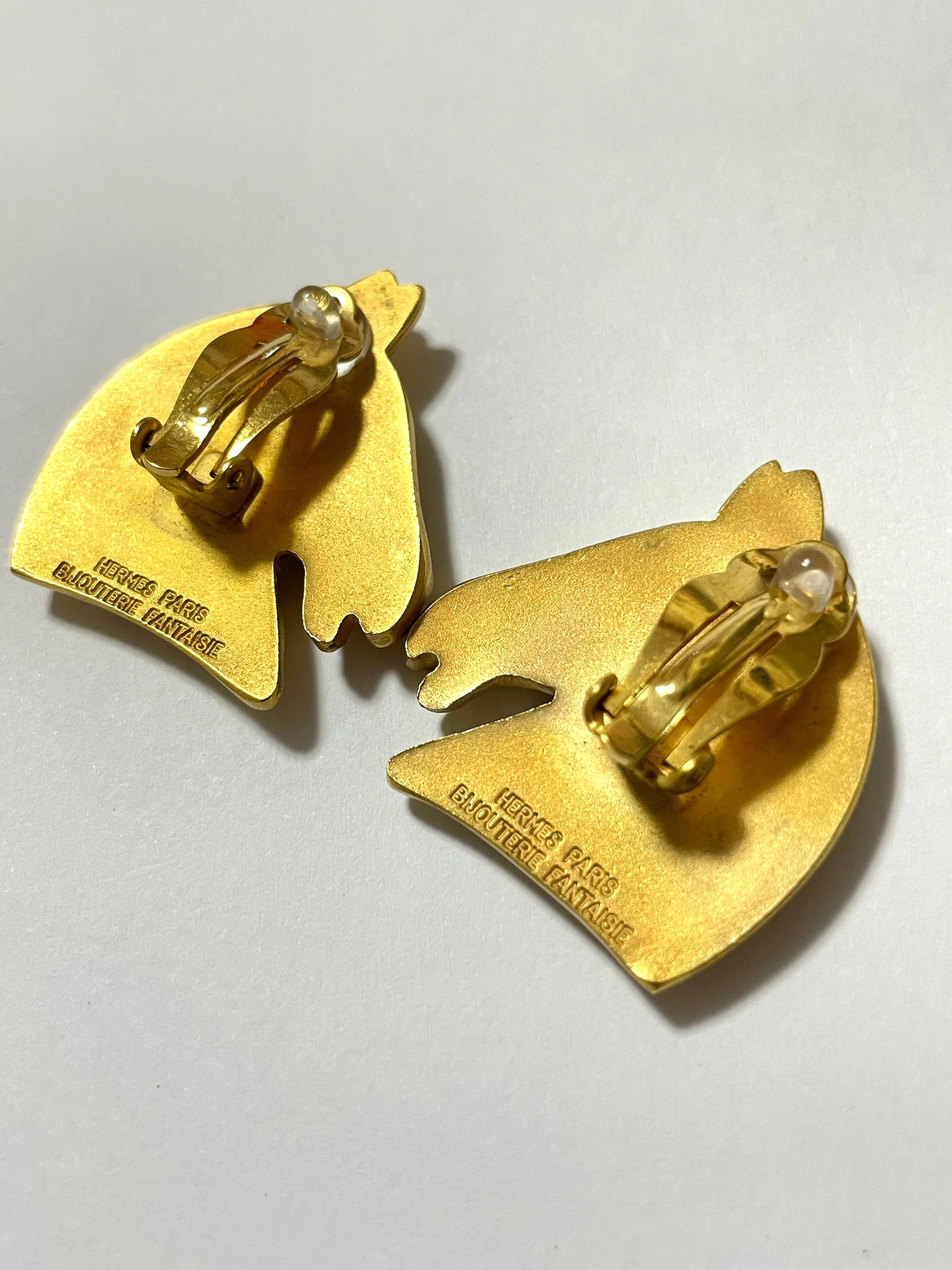 W5 Vintage HERMES gold tone horse earrings. Fun and unique jewel piece from Bijouterie Fantaisie collection. 050901ya