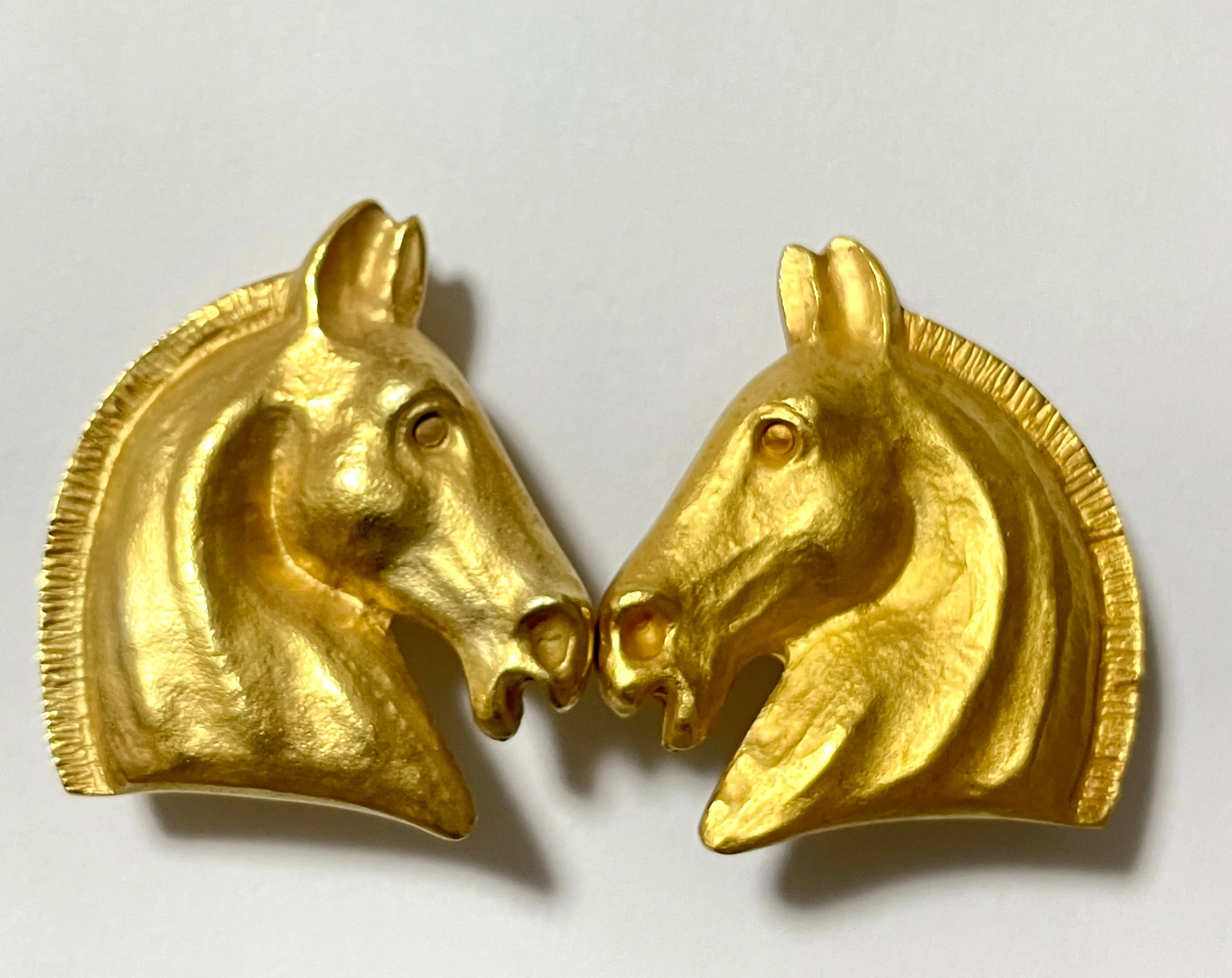 W5 Vintage HERMES gold tone horse earrings. Fun and unique jewel piece from Bijouterie Fantaisie collection. 050901ya